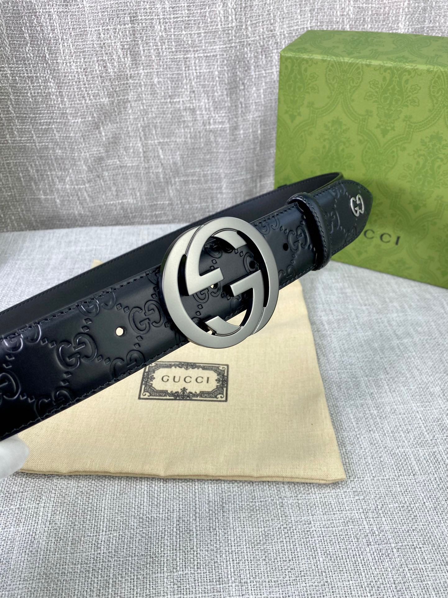  宽度4.0cm 搭配原版皮带扣 、腰带以采用热压印技术的Gucci Signature皮革精制而成，触