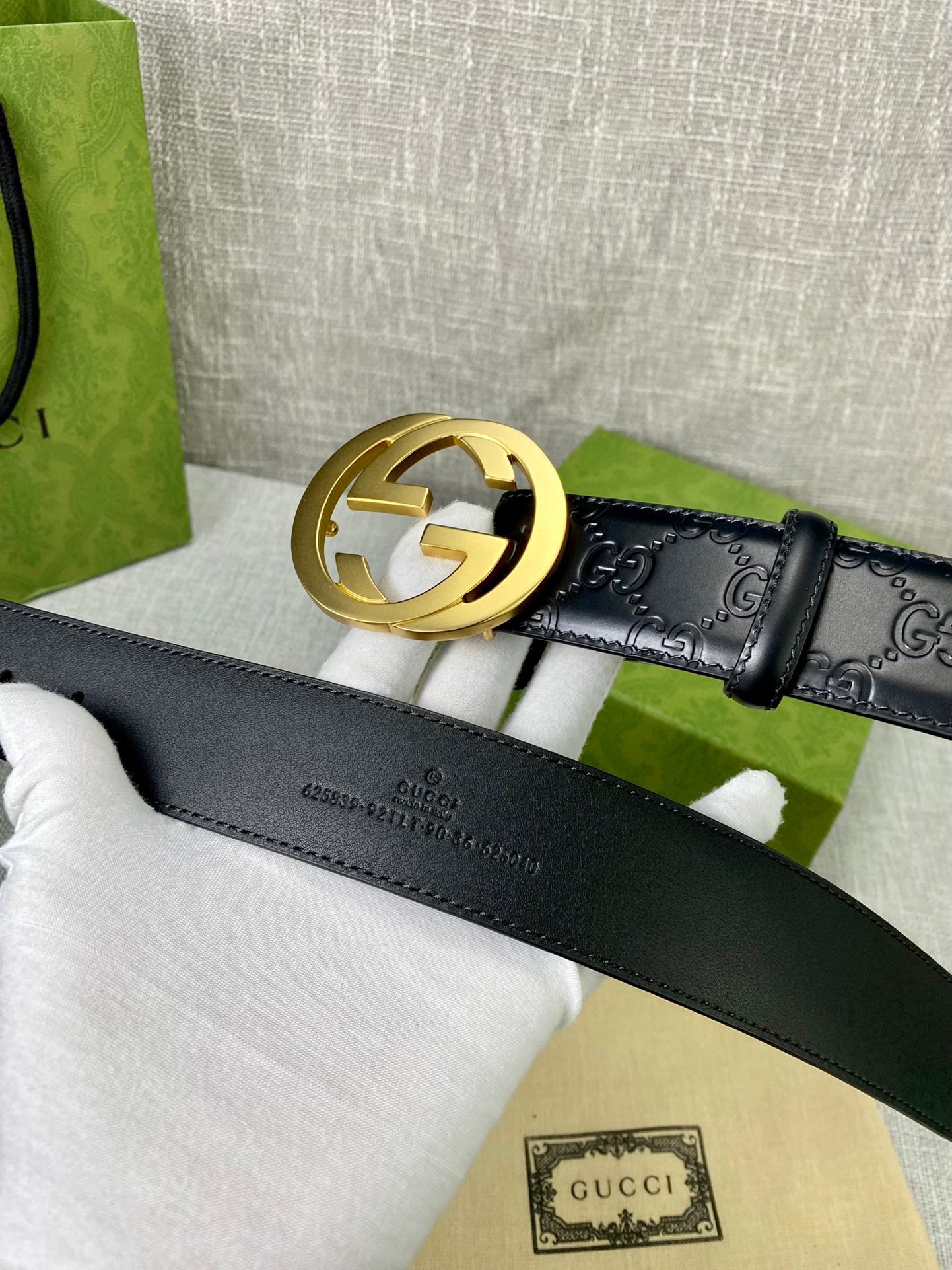  宽度4.0cm 搭配原版皮带扣 、腰带以采用热压印技术的Gucci Signature皮革精制而成，触
