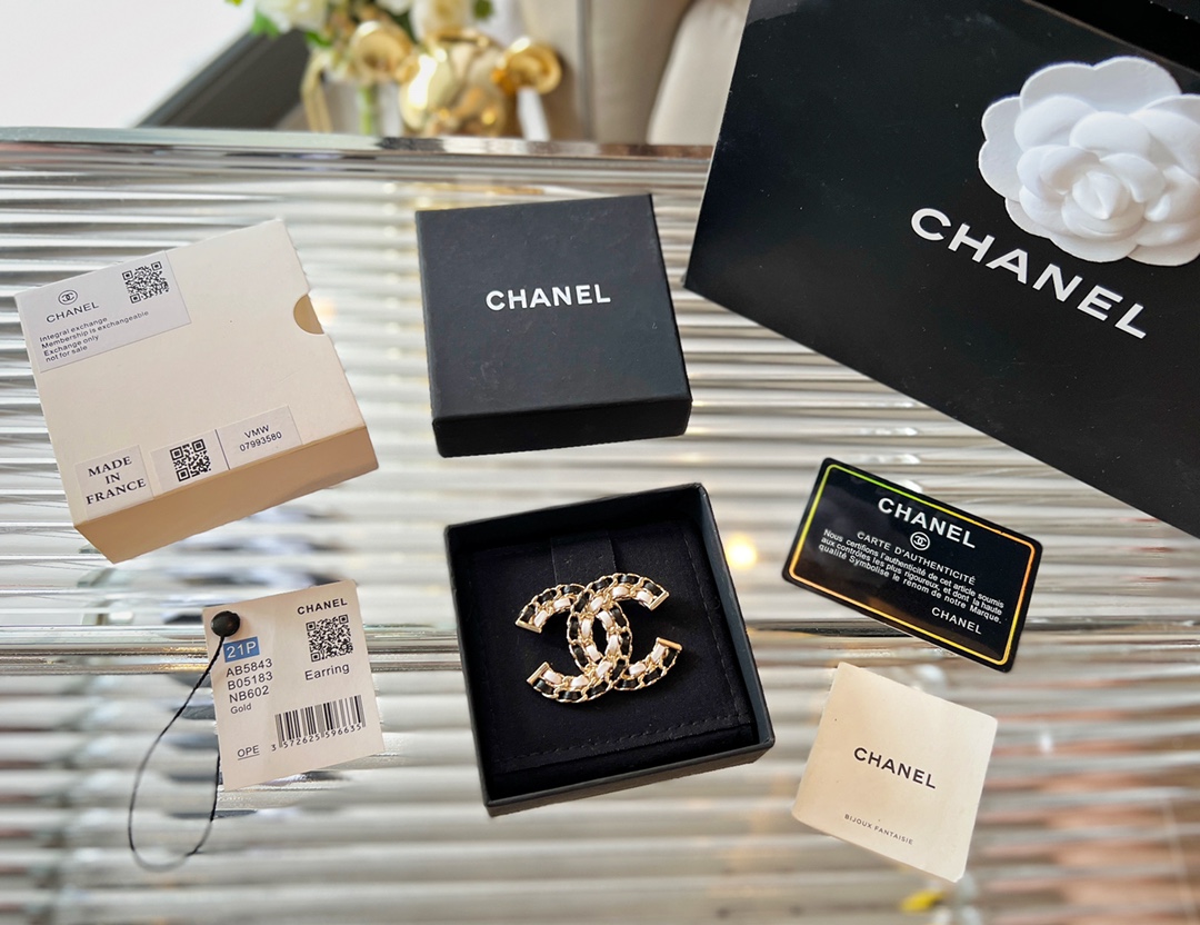 新款☑️CHANEL香奈儿双c黑白皮绳胸针