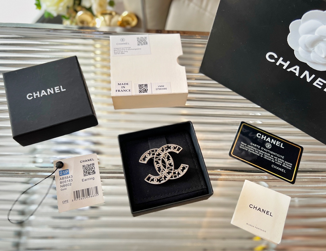 新款☑️CHANEL香奈儿双c镂空满钻胸针