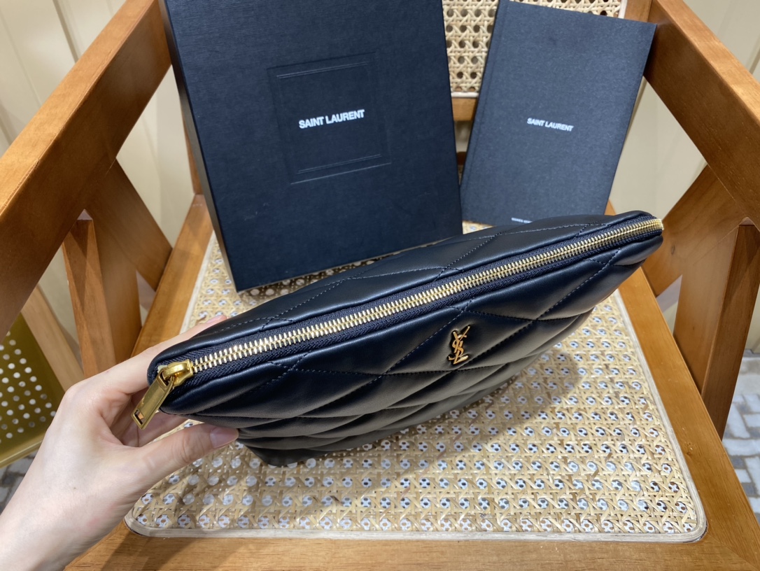 Saint laurent Ysl SADE系列绗缝手拿包 696779