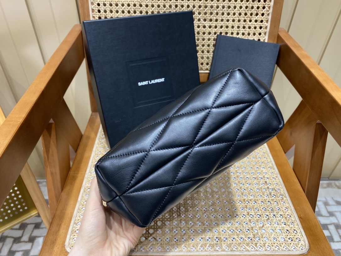 Saint laurent Ysl SADE系列绗缝手拿包 696779