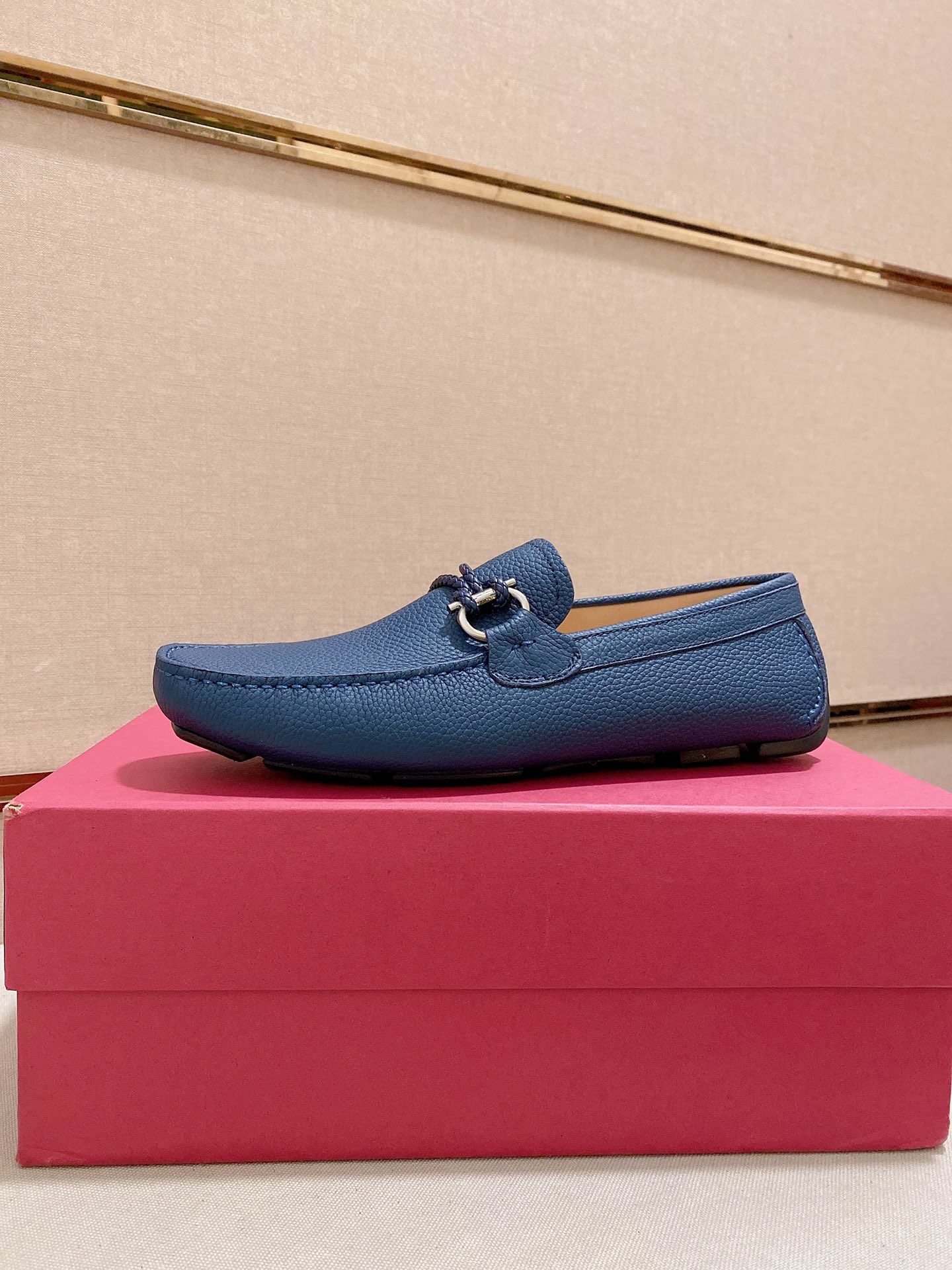 K5 高版本 菲拉格慕Ferragamo品质 🆕🆕独家爆款现货🔥🔥新品上架，高品质TODS男士豆豆鞋高品质，高端开车鞋，配全套包装💪 💪 材质：进口头层牛皮🐂+进口优质水染牛皮内里+耐磨大底👍🏻👍🏻特点：高档舒适 纯手工制作 🚀 🚀 打造最适合您的的完美鞋履 🔥 🔥