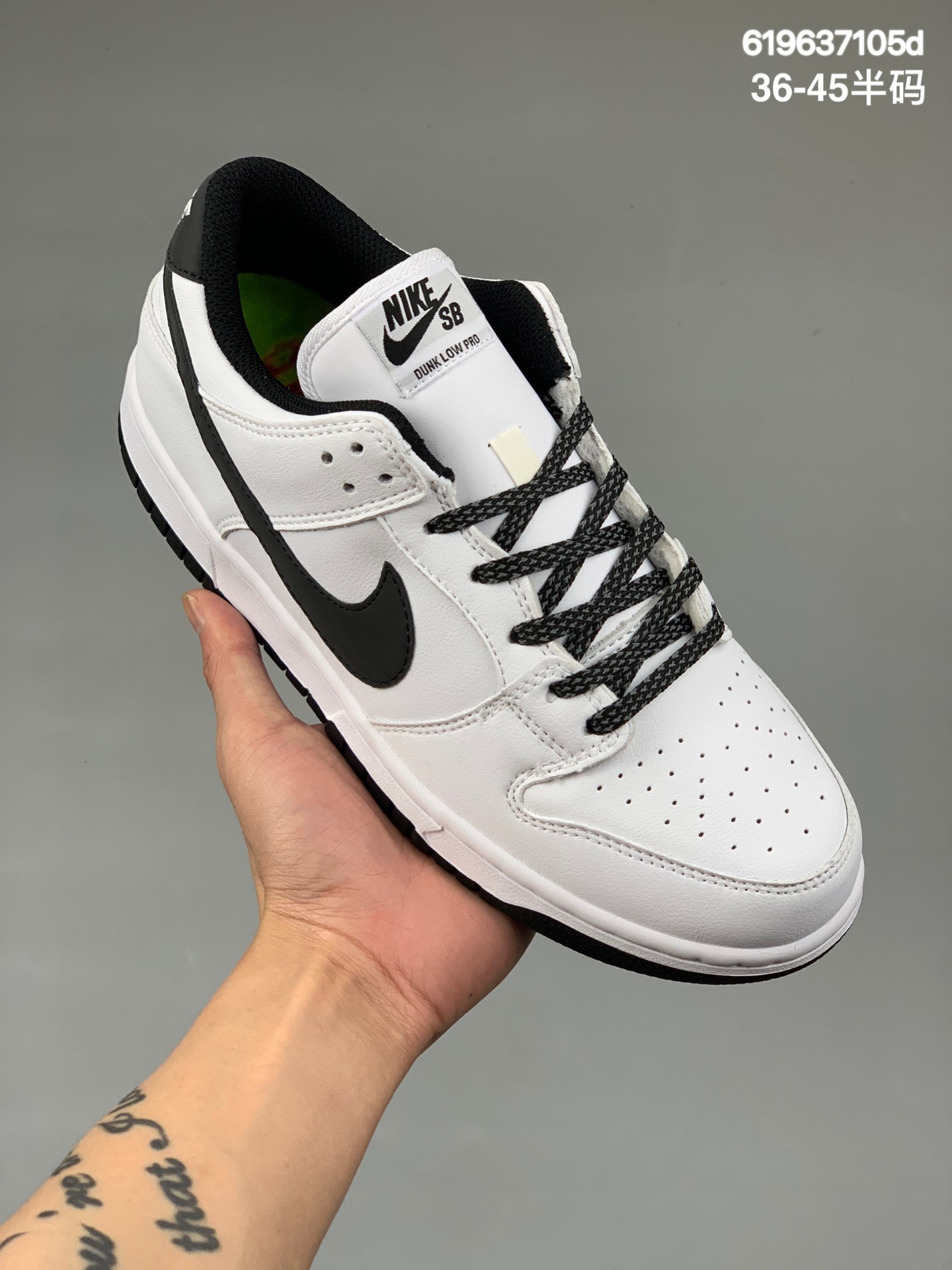 本地
耐克Nike SB Dunk Low Pro 复古低帮休闲运动滑板板鞋。采用脚感柔软舒适ZoomAir气垫，有效吸收滑板等极限运动在落地时带来的冲击力，为街头运动者们提供更好的保护。
货号：DJ3911
码数：36 36.5 37.5 38 38.5 39 40 40.5 41 42 42.5 43 44 45
编码：619637105d