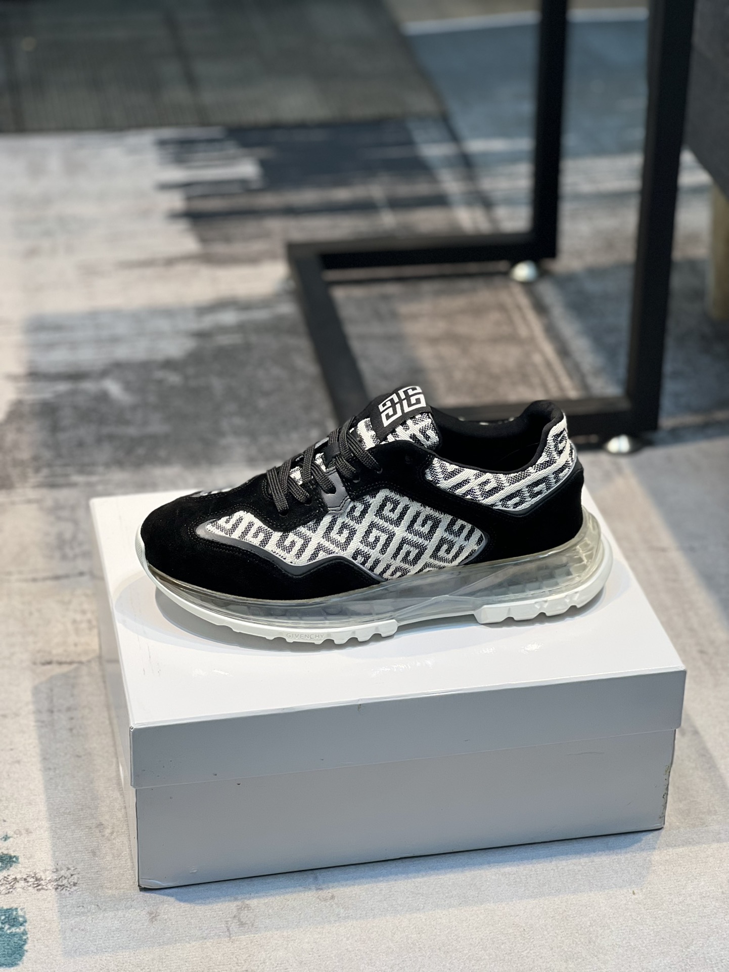 K0 GIVENCHY 纪梵希 Givenchy  低帮JAW Sneaker运动鞋 爆款热卖 众多红人明星秀✨造型简约且兼具时尚运动感 进口头层牛皮拼接 羊皮内里 原版气垫大底 脚感舒适 38-44码 45订做不退换