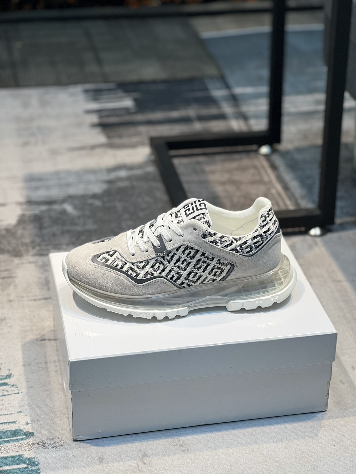 K0 GIVENCHY 纪梵希 Givenchy  低帮JAW Sneaker运动鞋 爆款热卖 众多红人明星秀✨造型简约且兼具时尚运动感 进口头层牛皮拼接 羊皮内里 原版气垫大底 脚感舒适 38-44码 45订做不退换