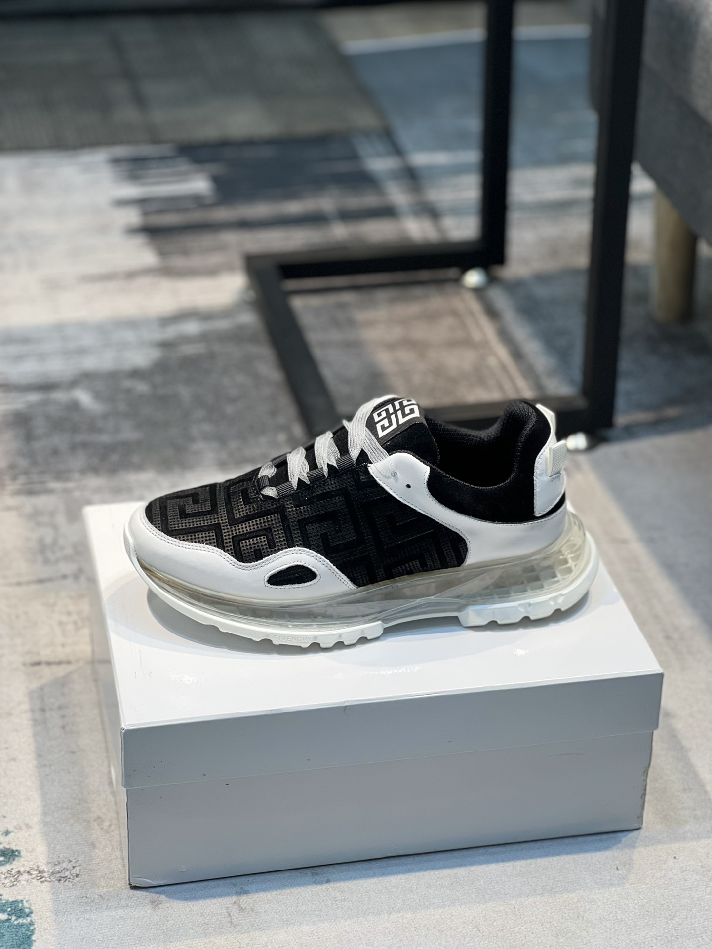 K0 GIVENCHY 纪梵希 Givenchy  低帮JAW Sneaker运动鞋 爆款热卖 众多红人明星秀✨造型简约且兼具时尚运动感 进口头层牛皮拼接 羊皮内里 原版气垫大底 脚感舒适 38-44码 45订做不退换