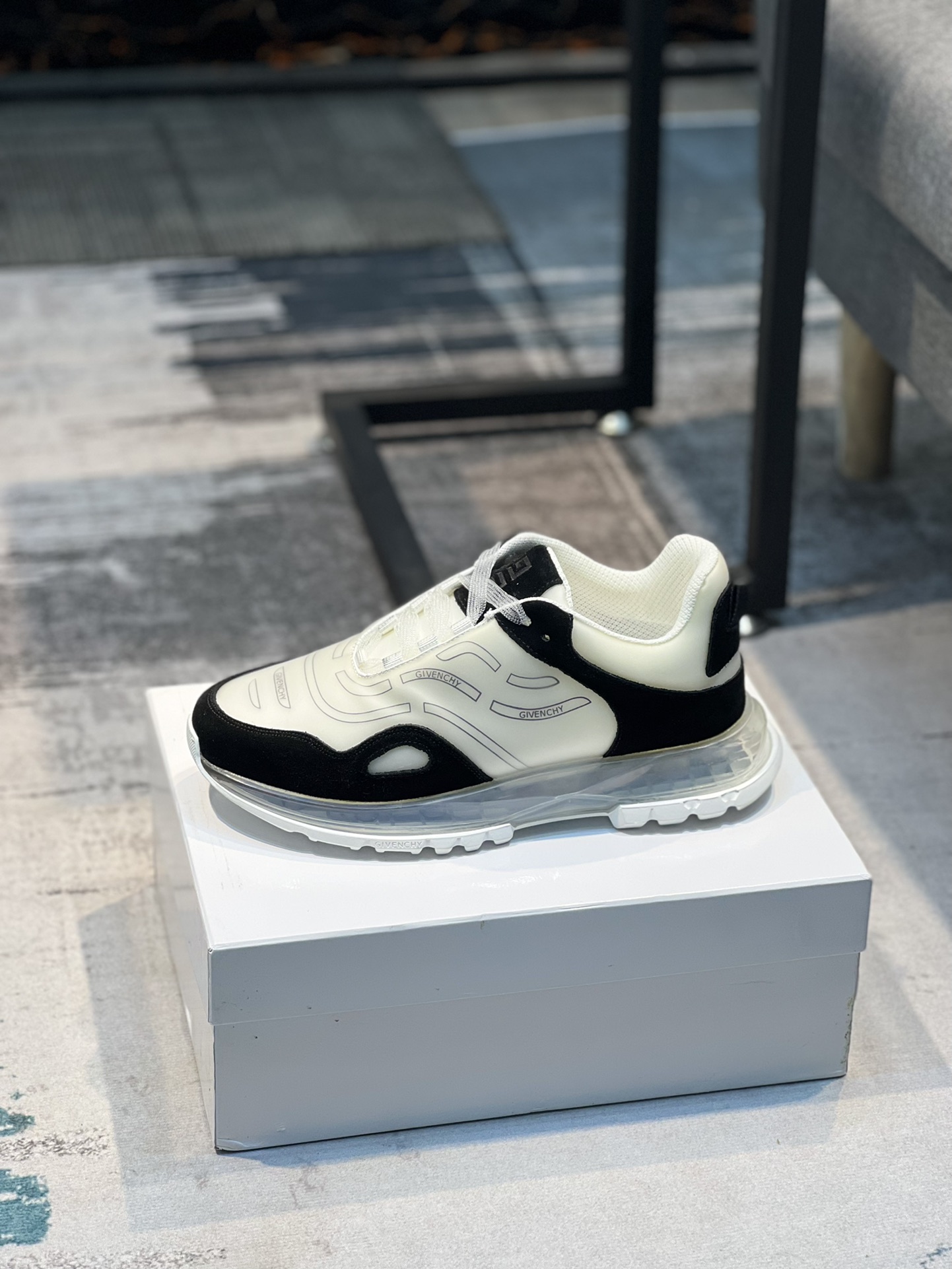 J5 GIVENCHY 纪梵希 Givenchy  低帮JAW Sneaker运动鞋 爆款热卖 众多红人明星秀✨造型简约且兼具时尚运动感 进口头层牛皮拼接 羊皮内里 原版气垫大底 脚感舒适 38-44码 45订做不退换