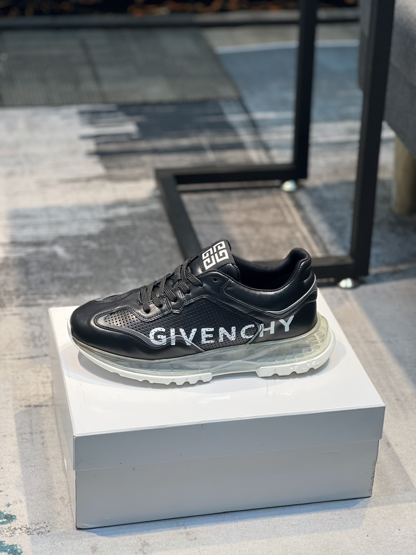 K0 GIVENCHY 纪梵希 Givenchy  低帮JAW Sneaker运动鞋 爆款热卖 众多红人明星秀✨造型简约且兼具时尚运动感 进口头层牛皮拼接 羊皮内里 原版气垫大底 脚感舒适 38-44码 45订做不退换