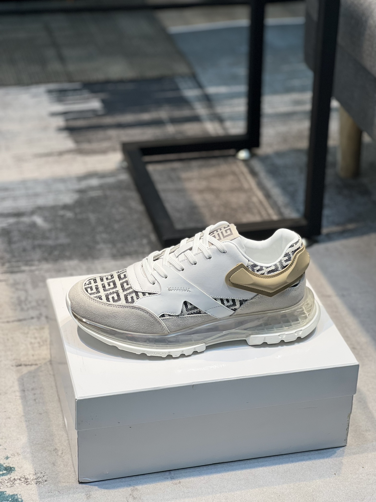 K0  Givenchy  纪梵希 Givenchy 🇬🇧💯 专柜同步 人手一双 不容错过 ⚠️专柜买版 完全1:1 开模定制✨😎顶级版本🔍 原版展示提供对比 让大货做到和原版0⃣️区别实物和图片来见证1⃣️面料：原版头层牛皮 2⃣️内里：原版弹力布配牛皮内里 干爽 舒适3⃣️鞋底：正品独家私模⚠️气垫大底