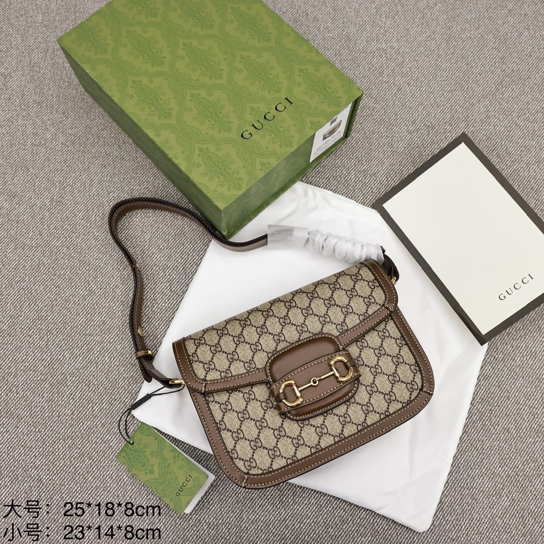 GUCCI 1955马鞍包 大号：25*18*8cm 💰300 小号：23*14*8cm 💰280 复古风满满的1955马鞍包.原版Lady web复古皮革搭配.将马鞍包复古风格展现的淋漓尽致.颜值和舒适度兼备.让你的少女心瞬间炸裂.包柜上必备的一款包.经典中的经典.肩带可调节长短.