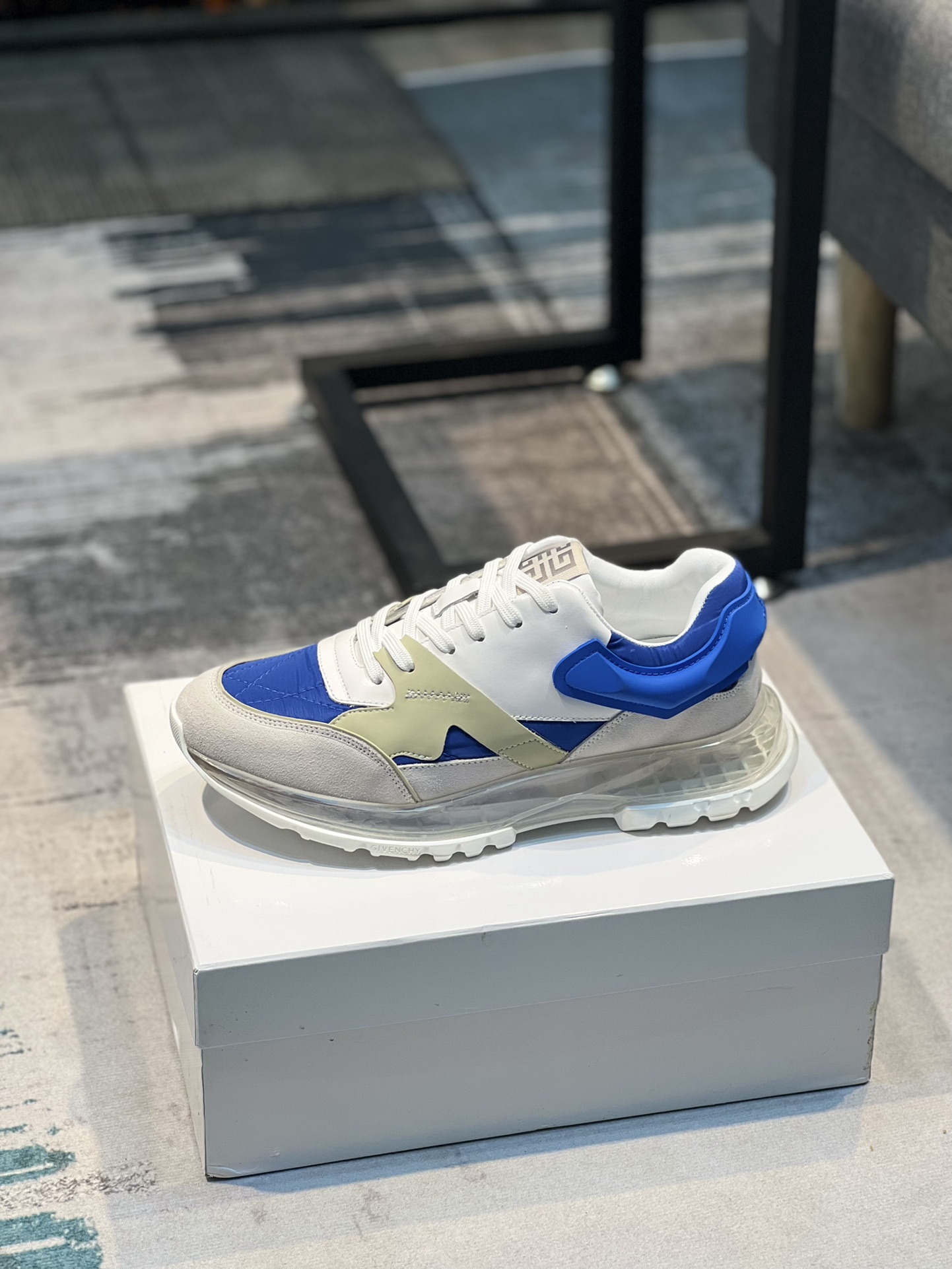 K0  Givenchy  纪梵希 Givenchy 🇬🇧💯 专柜同步 人手一双 不容错过 ⚠️专柜买版 完全1:1 开模定制✨😎顶级版本🔍 原版展示提供对比 让大货做到和原版0⃣️区别实物和图片来见证1⃣️面料：原版头层牛皮 2⃣️内里：原版弹力布配牛皮内里 干爽 舒适3⃣️鞋底：正品独家私模⚠️气垫大底