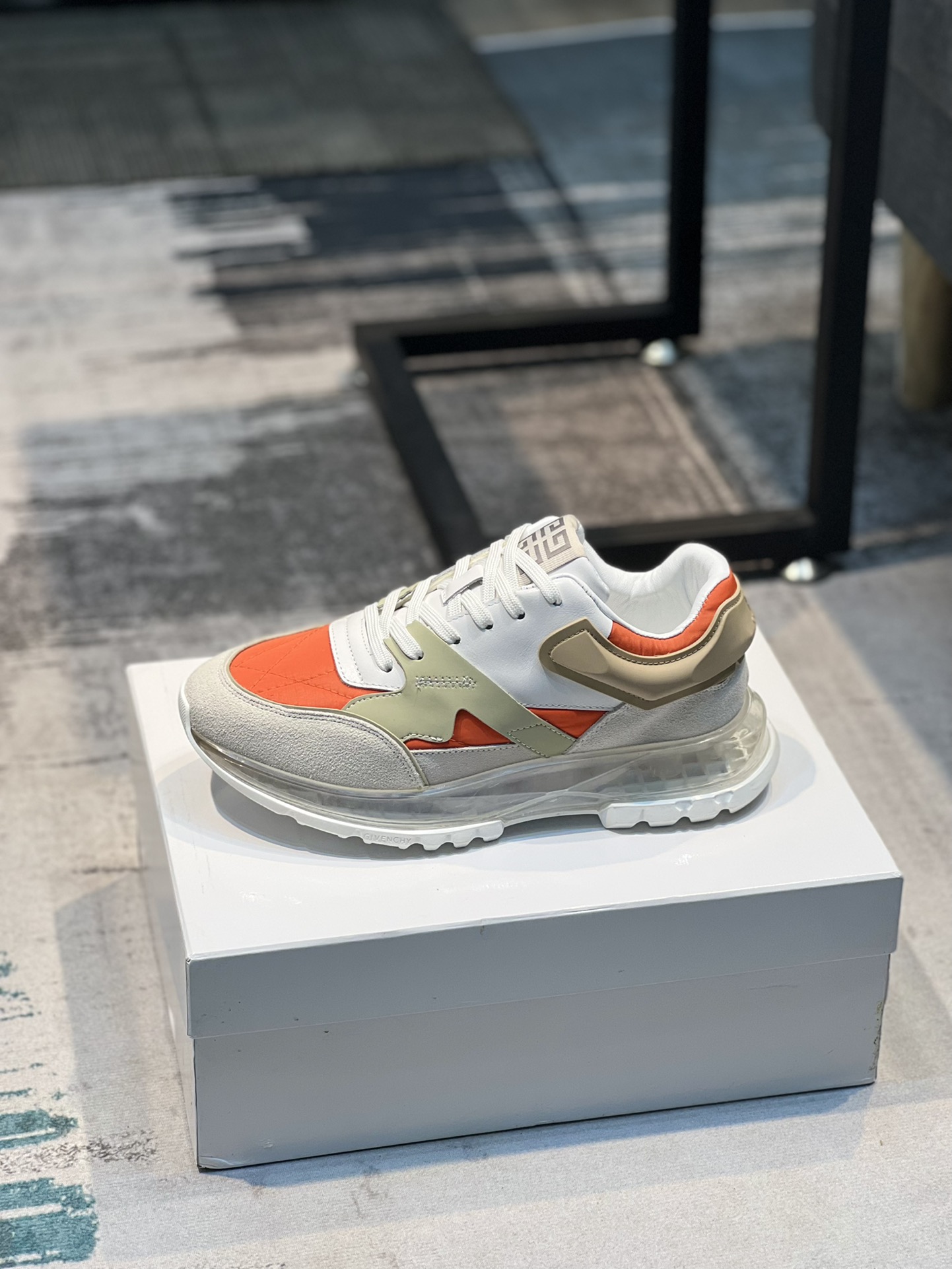 K0  Givenchy  纪梵希 Givenchy 🇬🇧💯 专柜同步 人手一双 不容错过 ⚠️专柜买版 完全1:1 开模定制✨😎顶级版本🔍 原版展示提供对比 让大货做到和原版0⃣️区别实物和图片来见证1⃣️面料：原版头层牛皮 2⃣️内里：原版弹力布配牛皮内里 干爽 舒适3⃣️鞋底：正品独家私模⚠️气垫大底