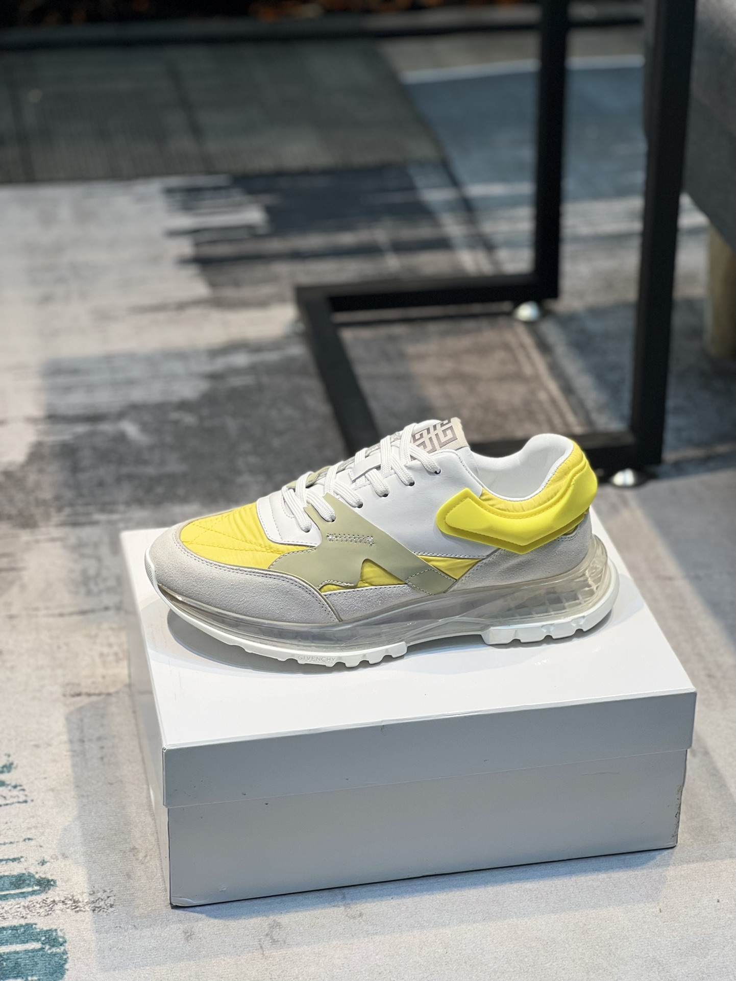 K0  Givenchy  纪梵希 Givenchy 🇬🇧💯 专柜同步 人手一双 不容错过 ⚠️专柜买版 完全1:1 开模定制✨😎顶级版本🔍 原版展示提供对比 让大货做到和原版0⃣️区别实物和图片来见证1⃣️面料：原版头层牛皮 2⃣️内里：原版弹力布配牛皮内里 干爽 舒适3⃣️鞋底：正品独家私模⚠️气垫大底