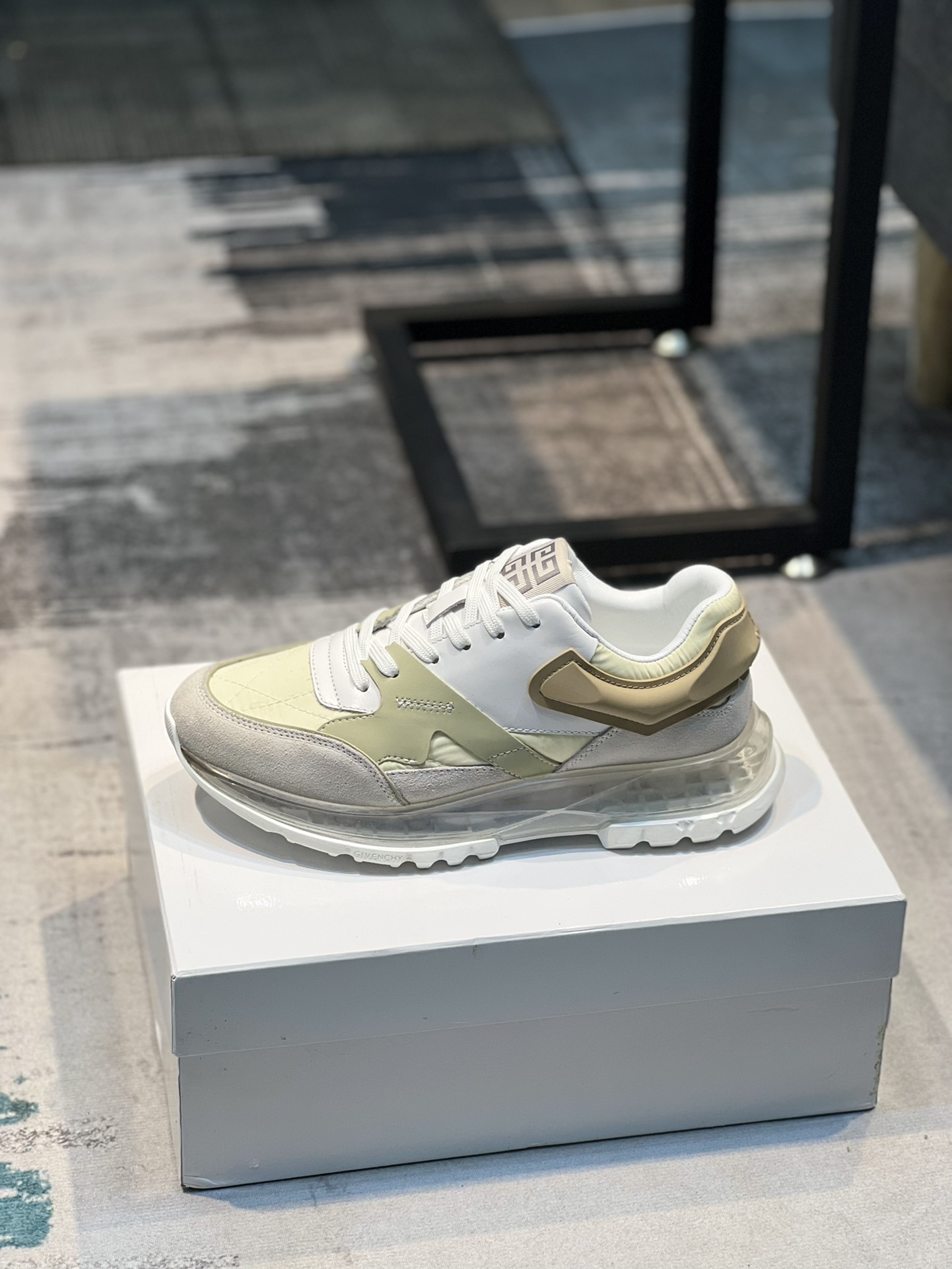 K0  Givenchy  纪梵希 Givenchy 🇬🇧💯 专柜同步 人手一双 不容错过 ⚠️专柜买版 完全1:1 开模定制✨😎顶级版本🔍 原版展示提供对比 让大货做到和原版0⃣️区别实物和图片来见证1⃣️面料：原版头层牛皮 2⃣️内里：原版弹力布配牛皮内里 干爽 舒适3⃣️鞋底：正品独家私模⚠️气垫大底