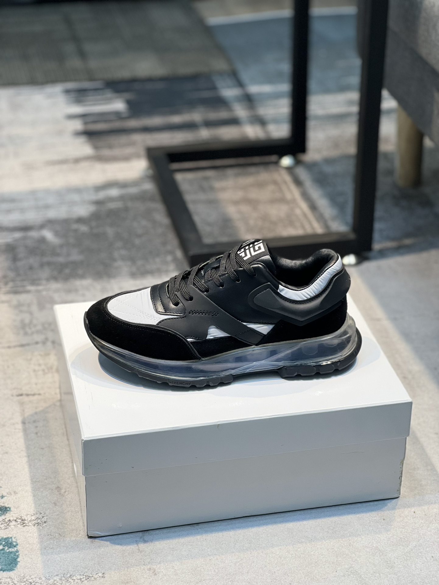 K0  Givenchy  纪梵希 Givenchy 🇬🇧💯 专柜同步 人手一双 不容错过 ⚠️专柜买版 完全1:1 开模定制✨😎顶级版本🔍 原版展示提供对比 让大货做到和原版0⃣️区别实物和图片来见证1⃣️面料：原版头层牛皮 2⃣️内里：原版弹力布配牛皮内里 干爽 舒适3⃣️鞋底：正品独家私模⚠️气垫大底