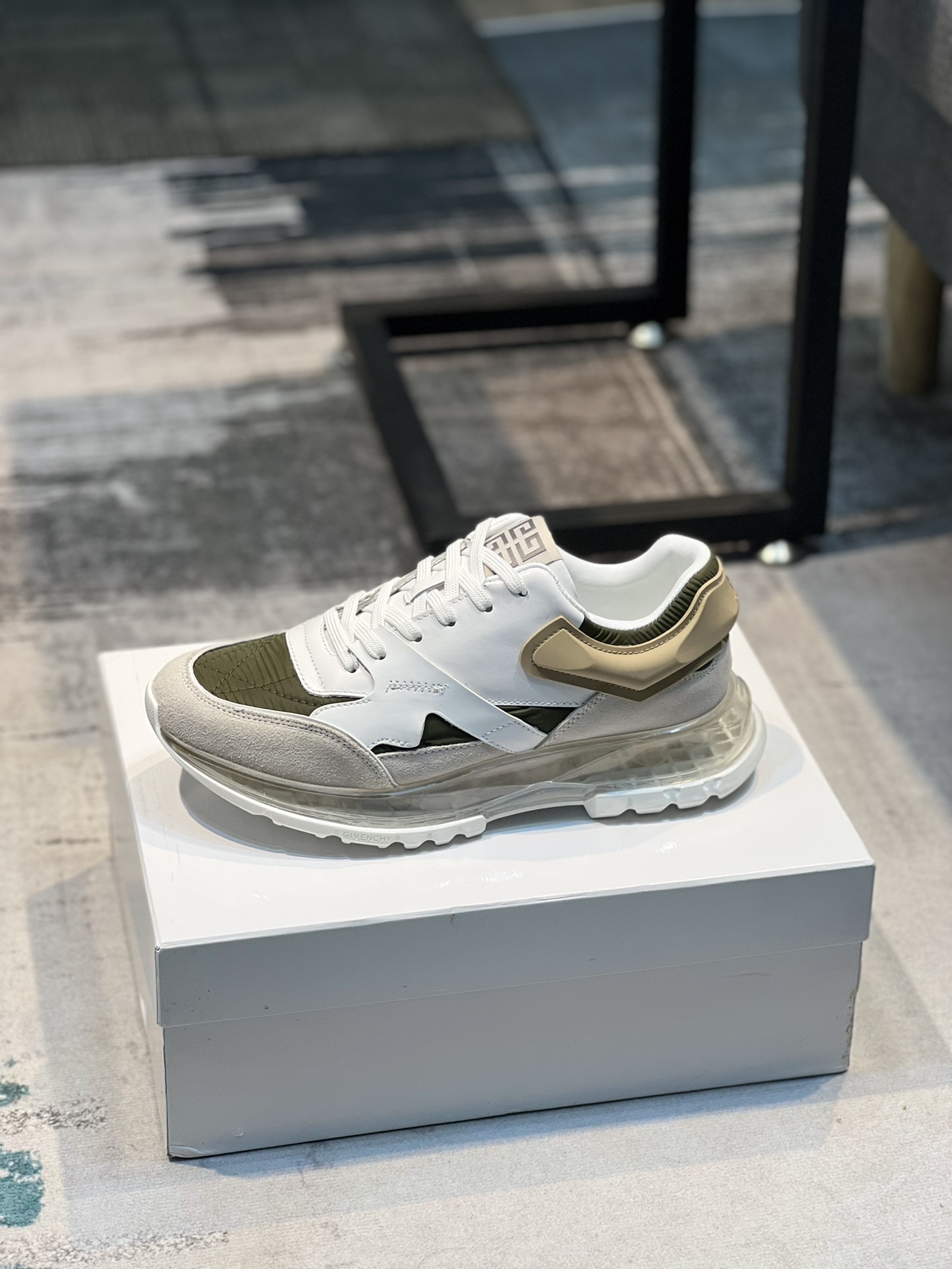 K0  Givenchy  纪梵希 Givenchy 🇬🇧💯 专柜同步 人手一双 不容错过 ⚠️专柜买版 完全1:1 开模定制✨😎顶级版本🔍 原版展示提供对比 让大货做到和原版0⃣️区别实物和图片来见证1⃣️面料：原版头层牛皮 2⃣️内里：原版弹力布配牛皮内里 干爽 舒适3⃣️鞋底：正品独家私模⚠️气垫大底