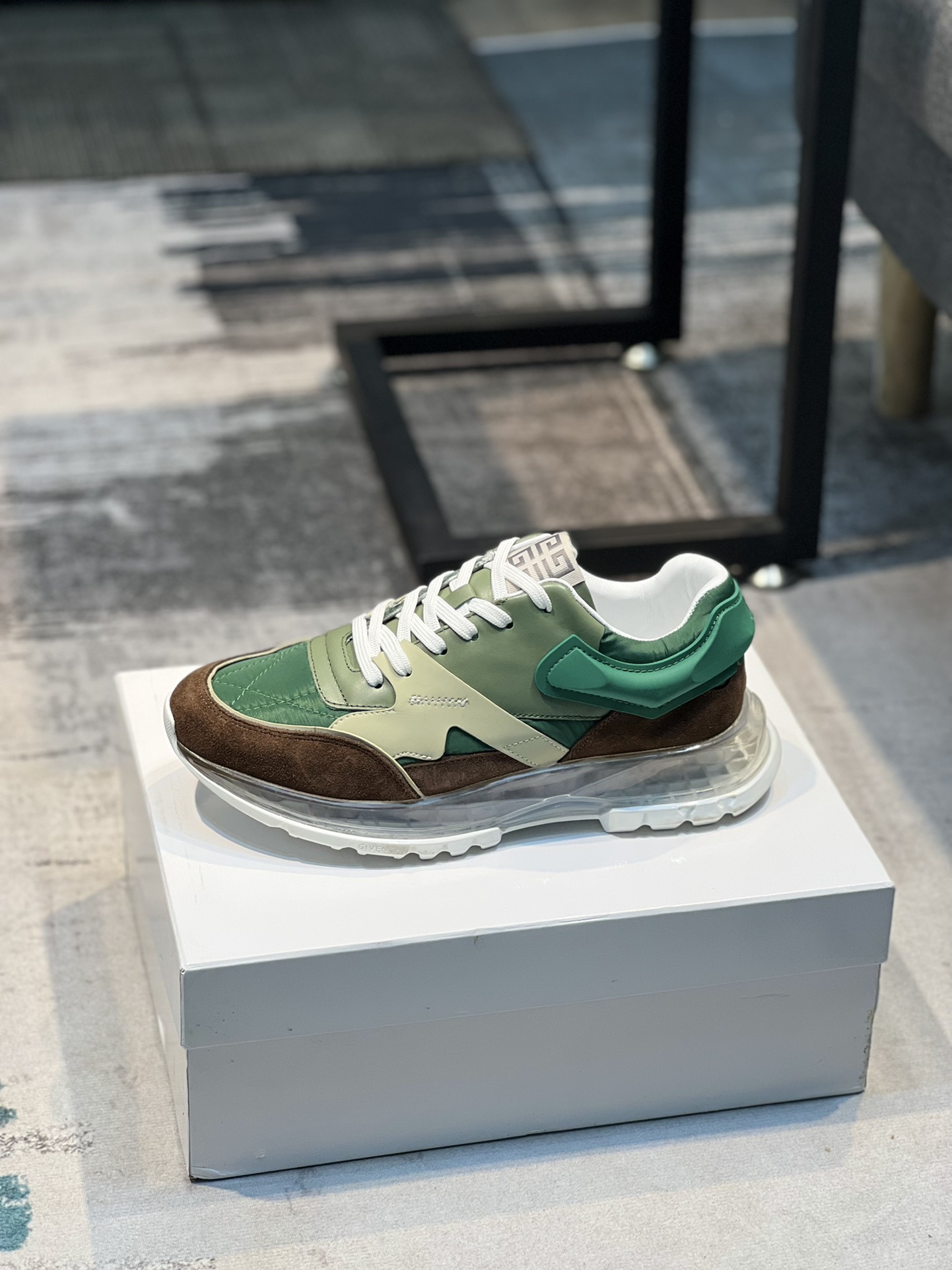 K0  Givenchy  纪梵希 Givenchy 🇬🇧💯 专柜同步 人手一双 不容错过 ⚠️专柜买版 完全1:1 开模定制✨😎顶级版本🔍 原版展示提供对比 让大货做到和原版0⃣️区别实物和图片来见证1⃣️面料：原版头层牛皮 2⃣️内里：原版弹力布配牛皮内里 干爽 舒适3⃣️鞋底：正品独家私模⚠️气垫大底