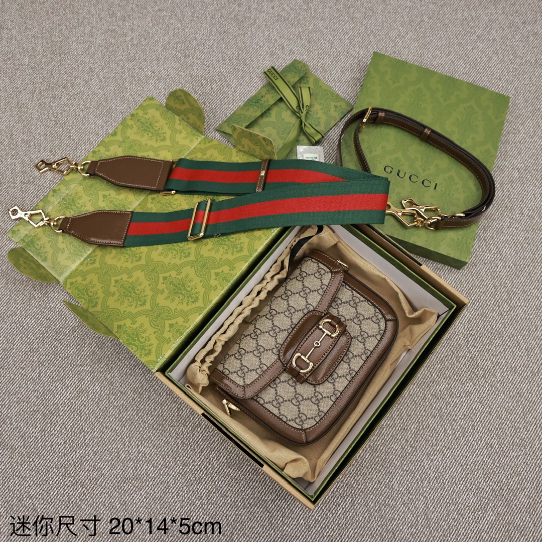 GUCCI1955迷你马鞍包💰300 为这一复古风格系列增添了混搭格调.【这款迷你手袋配有两根不同的肩带】搭配同色调皮革肩带可呈现出低调优雅的气息.搭配红绿织带肩带则突显强大的品牌标识内涵.手袋采用双G字母交织图案帆布制作.饰以棕色皮革滚边. 规格：20.5*14.5*5.5cm