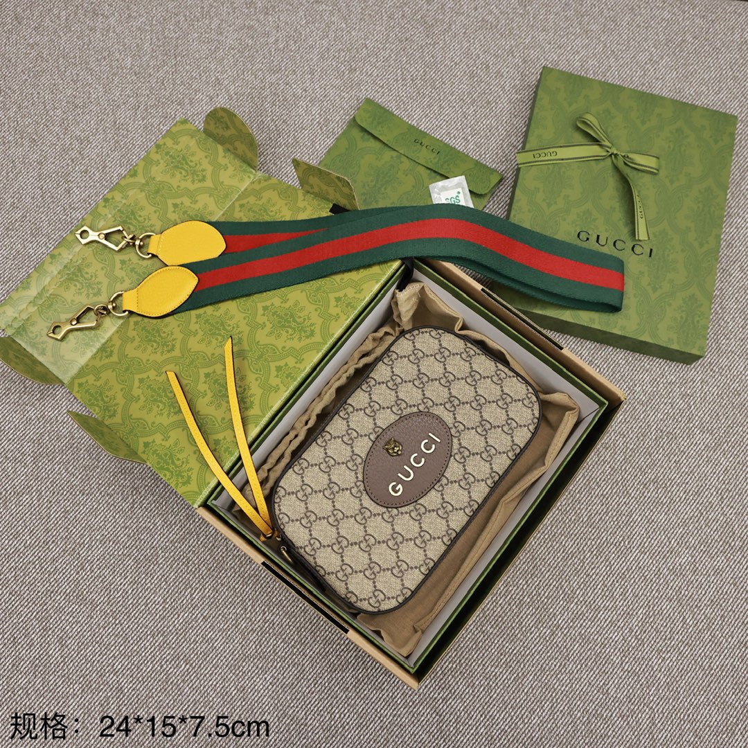 GUCCI虎头相机包💰240 这款vintage相机包有着浓烈的复古风格.以乌木色拼亮黄色设计.配色真心好看.饰以精致小虎头五金.标志性的彩色肩带和古铜鱼嘴扣.配棉麻碎花里衬.每个细节都是设计师的用心之作.看似简单却不失质感.品质完美复刻. 规格：24*15*7.5cm
