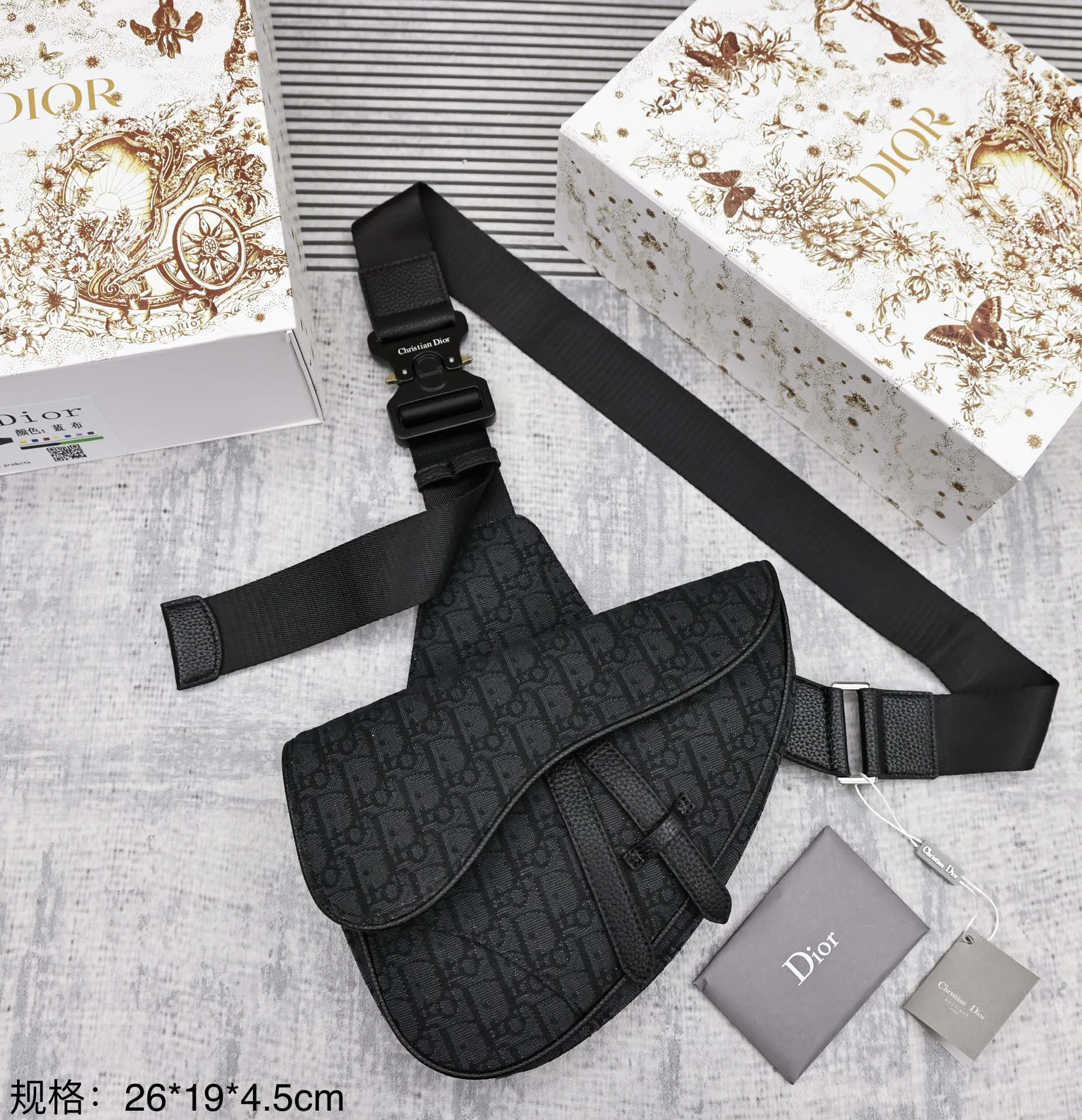 Dior迪奥Saddle情侣款胸包💰220 Dior新任设计师Kim Jones首次操刀设计的.精美纹路的小牛皮.缝线和简单的包型.都特别体现质感.磨砂质感的CD带扣.绝对是亮点.朋克感十足的科幻感.街头又很高级.成为时尚界炙手可热的单品. 规格:26*19*4.5cm