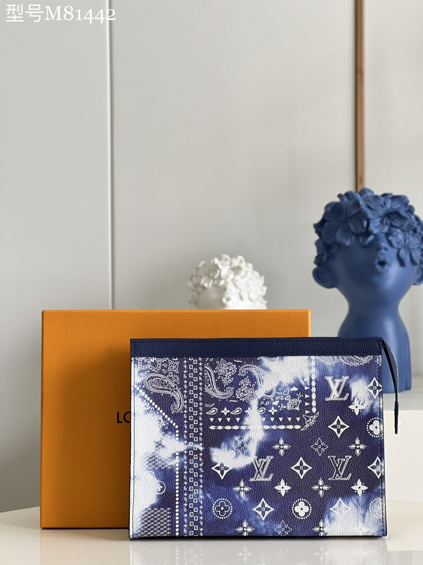 NO:398938,【Exclusive real photo M81442】This Pochette Voyage clutch depicts Monogram Bandana pattern, copying and rinsing the rough look after it is used. The cowhide leather body is paired with leather trim and metal parts, making it more room for easy access and storage for daily needs. Detailed features 27 x 21 x 6 cm (length x height x width) Z.,LV [original leather],louis vuitton,handbag,cowhide19860909【独家实拍M81442】本款 Pochette Voyage 手拿包描绘 Monogram Bandana 图案,临摹漂洗做旧之后的粗粝观感.牛皮革包身搭配皮革饰边和金属件,充裕空间方便取放日常所需. 详细特征27 x 21 x 6 厘米 (长度 x 高 x 宽) Z.,LV【原厂皮】,louis vuitton,handbag,cowhide,Bag