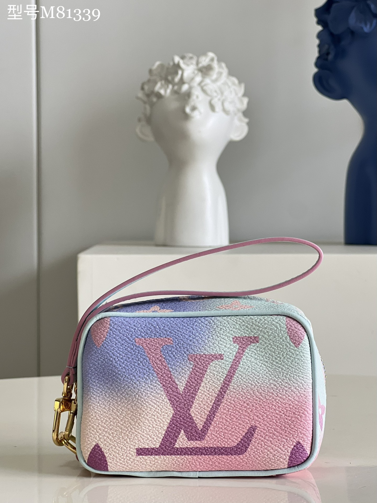 NO:398993,【Exclusive real shot M81339】 1 'True Wapity' of the 'Spring in the City' capsule series. Made of Monogram canvas with soft color gradients printed with inspiration from the morning sky. Removable wristband, wide zipper-style opening for easy removal of content, and a flat bottom pocket on the inside, it is a very practical makeup bag. Size 11 x 8 x 4 cm Z., LV [original leather], louis vuitton, cosmetic bags & cases19860909【独家实拍M81339】 “Spring in the City”胶囊系列的1个“True Wapity”.用印有从朝霞天空中汲取灵感的柔和色渐变的Monogram帆布做成的.可拆卸腕带,宽拉链风格开口,便于取出内容,内侧配有平底口袋,是一款非常实用的化妆包.尺寸11 x 8 x 4 cm Z.,LV【原厂皮】,louis vuitton,cosmetic bags & cases,Bag