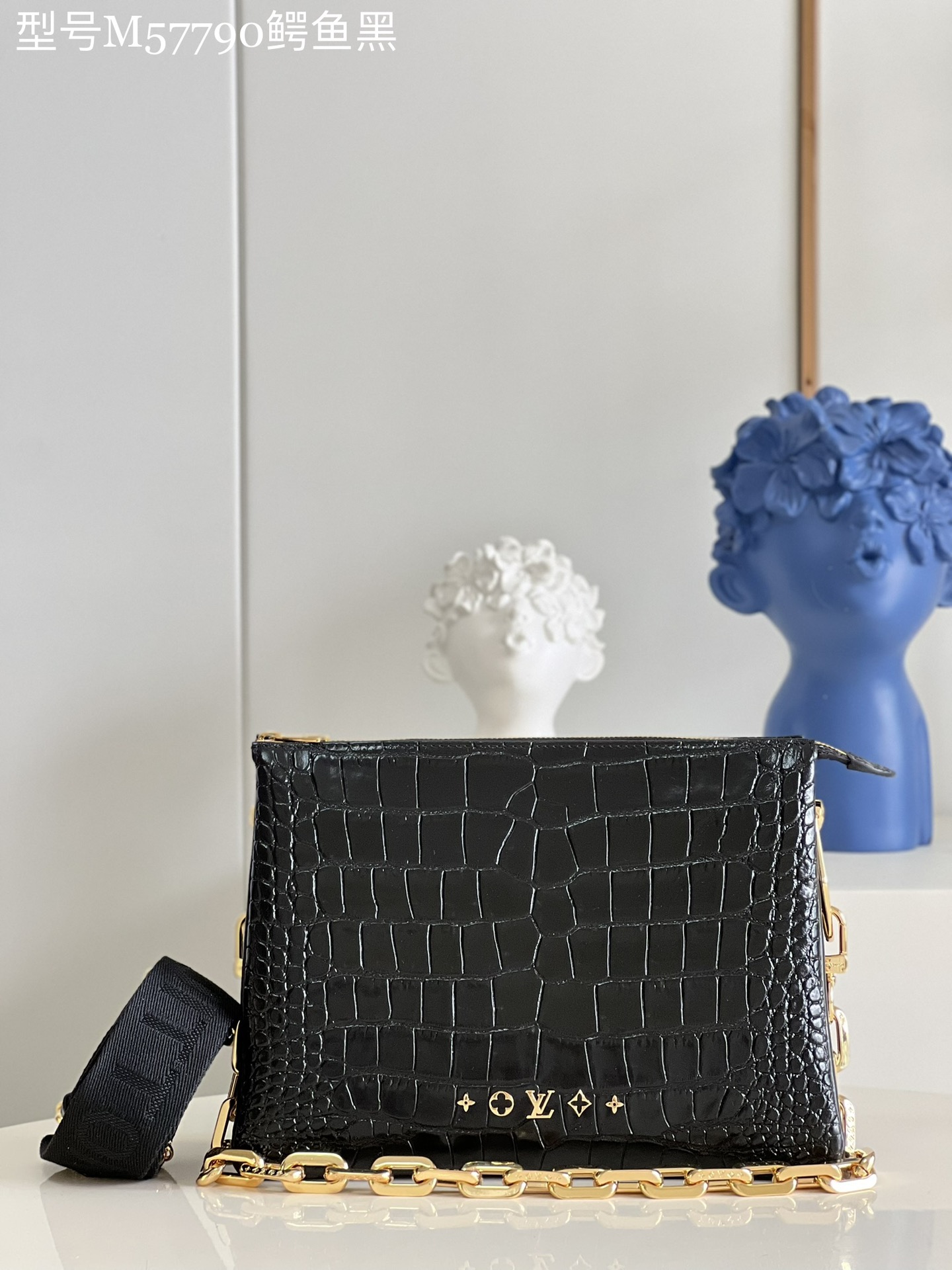 NO:398875,[Exclusive real photo of M57790 Crocodile Black] This Coussin handbag comes from the Vuittamins capsule series, embellishing the rough chain of crocodile leather, expressing the interpretation of confidence and joy by Nicolas Ghesquière in bright colors. It can be used for crossbody on shoulder straps or as a chain bag, or can be carried under the armpit. Size 26 x 20 x 12 cm YS.,LV [original leather],louis vuitton,crocodile skin19860909【独家实拍M57790鳄鱼黑】 本款 Coussin 小号手袋出自 Vuittamins 胶囊系列,为鳄鱼皮点缀粗犷链条,以鲜明色彩道出 Nicolas Ghesquière 对自信欢悦的解读.可利用肩带斜挎或作为链条法棍包,亦可携于腋下.尺寸26 x 20 x 12 厘米 YS.,LV【原厂皮】,louis vuitton,crocodile skin,Bag