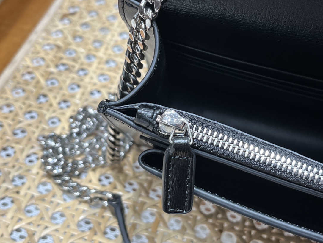 YSL 𝑺𝒖𝒏𝒔𝒆𝒕 𝑾𝒐𝒄 19CM 牙签纹日落包 533026黑色/银扣