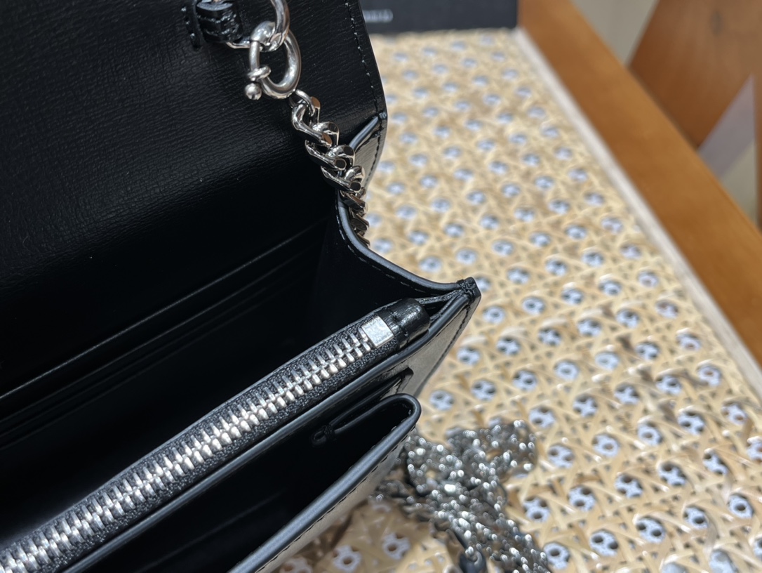 YSL 𝑺𝒖𝒏𝒔𝒆𝒕 𝑾𝒐𝒄 19CM 牙签纹日落包 533026黑色/银扣