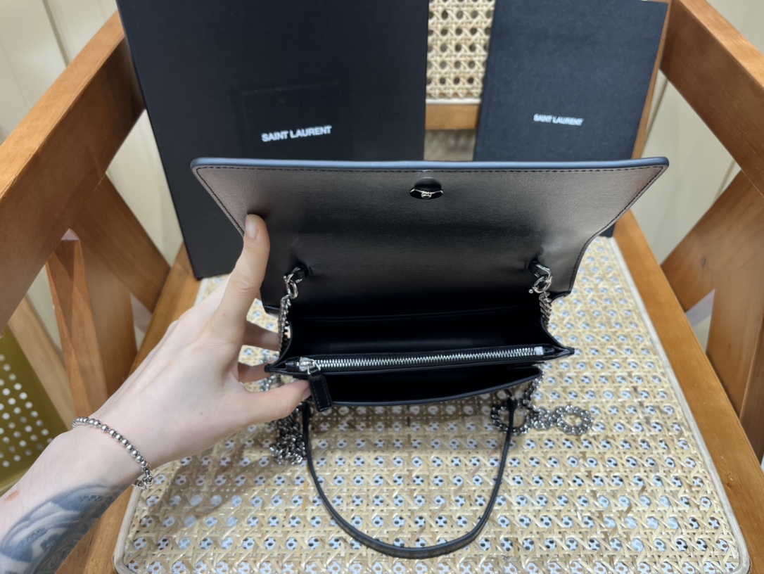 YSL 𝑺𝒖𝒏𝒔𝒆𝒕 𝑾𝒐𝒄 19CM 牙签纹日落包 533026黑色/银扣