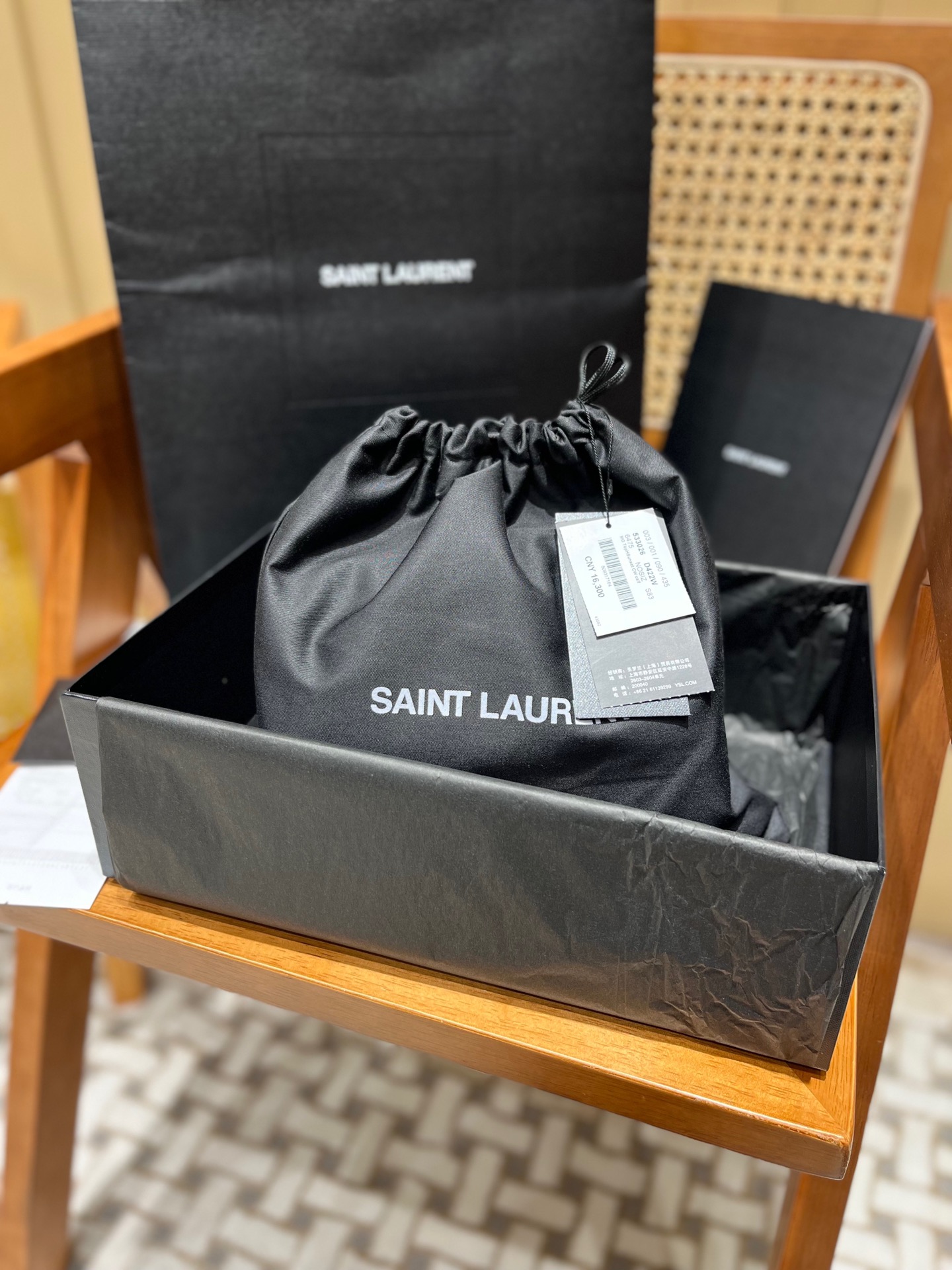 YSL 𝑺𝒖𝒏𝒔𝒆𝒕 𝑾𝒐𝒄 19CM 牙签纹日落包 533026黑色/银扣