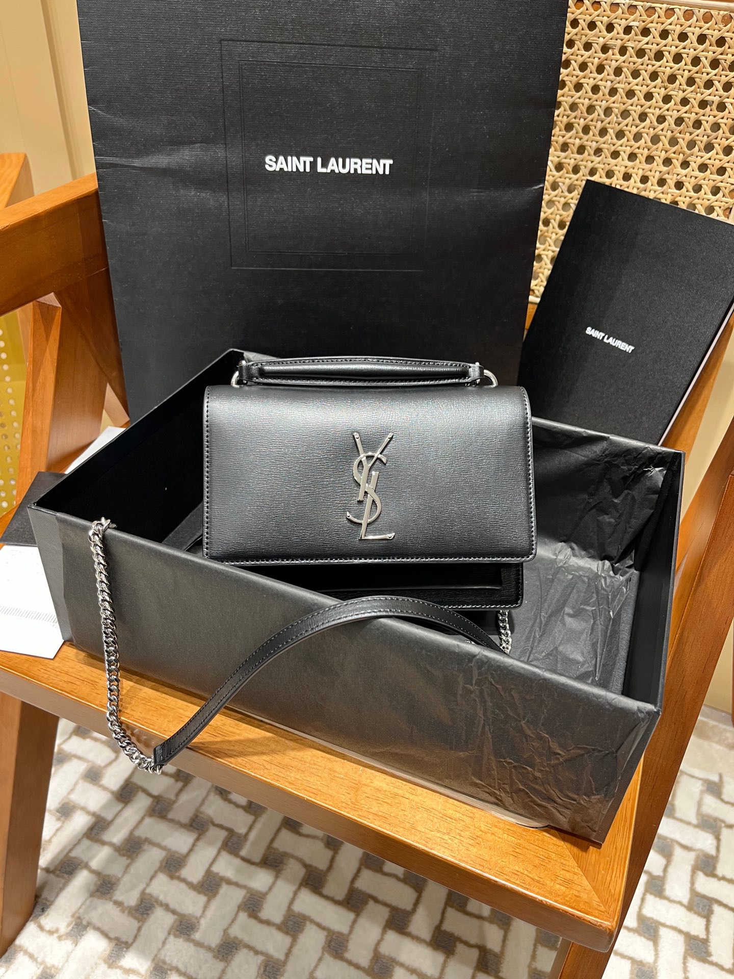 YSL 𝑺𝒖𝒏𝒔𝒆𝒕 𝑾𝒐𝒄 19CM 牙签纹日落包 533026黑色/银扣