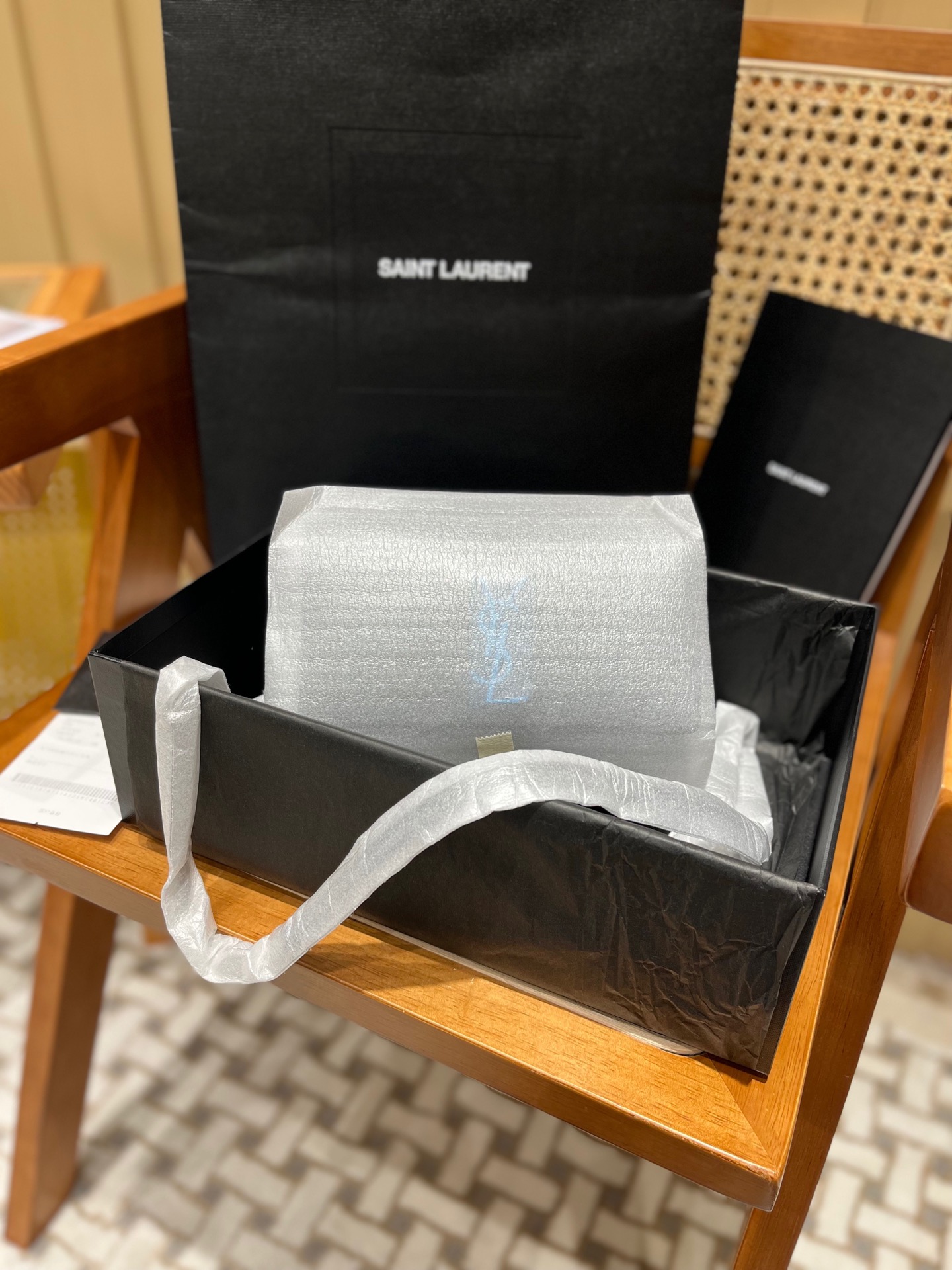 YSL 𝑺𝒖𝒏𝒔𝒆𝒕 𝑾𝒐𝒄 19CM 牙签纹日落包 533026黑色/银扣