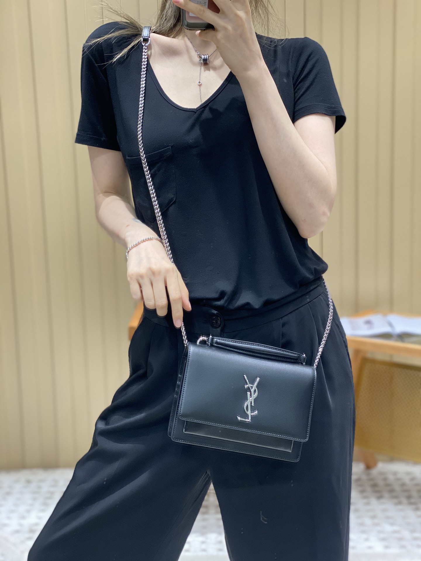 YSL 𝑺𝒖𝒏𝒔𝒆𝒕 𝑾𝒐𝒄 19CM 牙签纹日落包 533026黑色/银扣