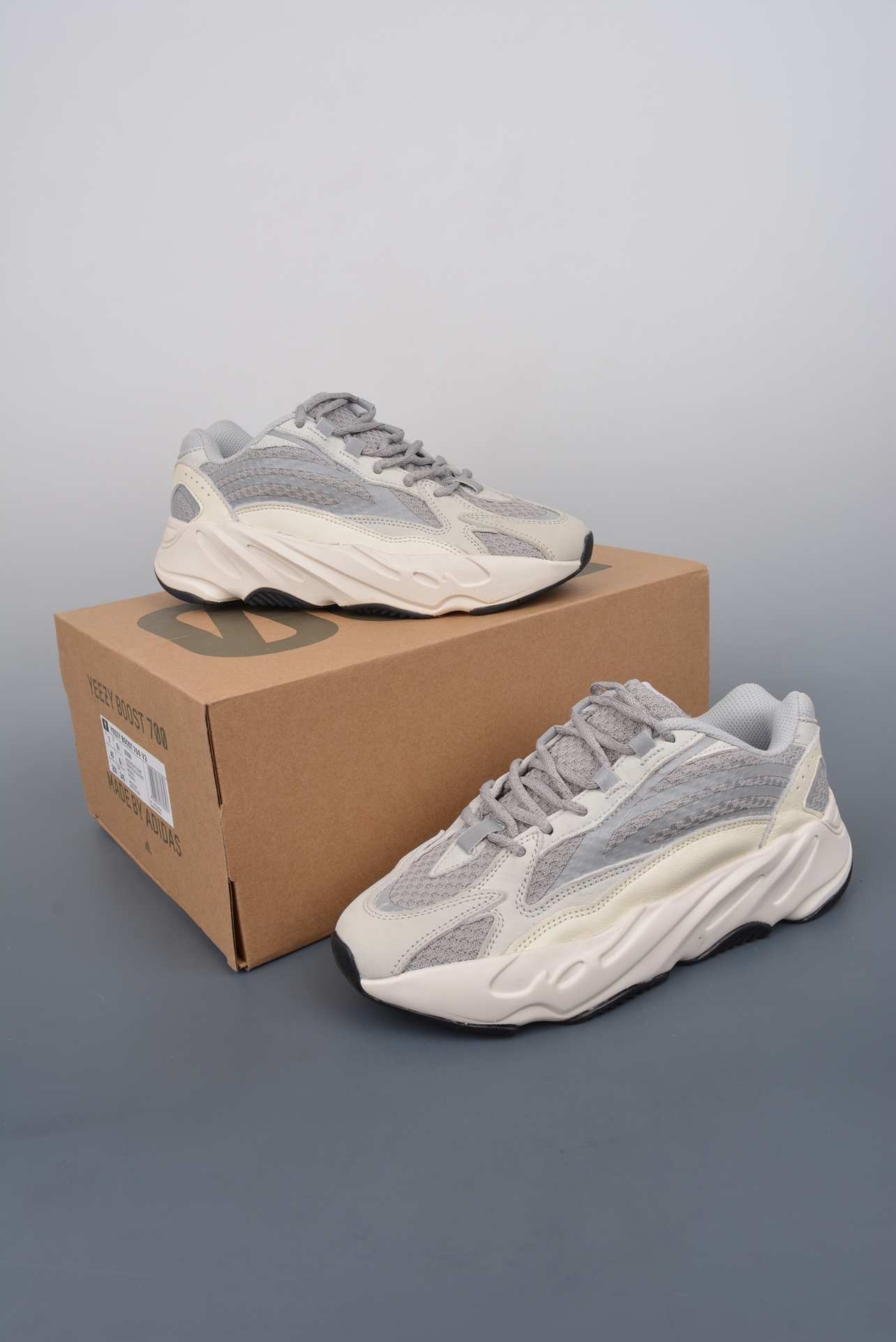 纯原 I0 史诗级开学季 限时抢购AD Yeezy 700V2 纯原市场同价位区间 性价比绝无第二家正确头层牛巴革材质 原厂3D档案数据 原厂纸板 头层皮料 细节与正品对版中底内置 Basf 科技，材质轻便 穿着软硬适中。 全套纸板模具 原厂韩国GbLight 3M反光材料和Prime asia皮料 一切遵循公司货成型打造Q