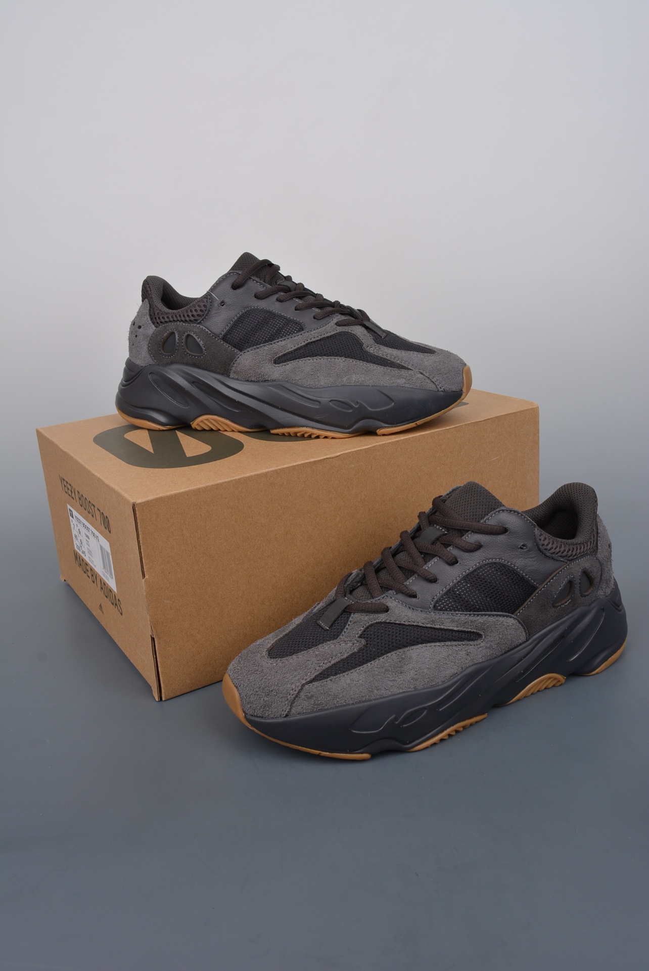 纯原 I0 史诗级开学季 限时抢购AD Yeezy 700V2 纯原市场同价位区间 性价比绝无第二家正确头层牛巴革材质 原厂3D档案数据 原厂纸板 头层皮料 细节与正品对版中底内置 Basf 科技，材质轻便 穿着软硬适中。 全套纸板模具 原厂韩国GbLight 3M反光材料和Prime asia皮料 一切遵循公司货成型打造Q