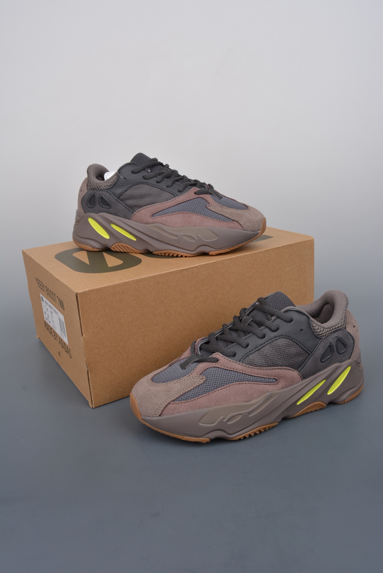 纯原 I0 史诗级开学季 限时抢购AD Yeezy 700V2 纯原市场同价位区间 性价比绝无第二家正确头层牛巴革材质 原厂3D档案数据 原厂纸板 头层皮料 细节与正品对版中底内置 Basf 科技，材质轻便 穿着软硬适中。 全套纸板模具 原厂韩国GbLight 3M反光材料和Prime asia皮料 一切遵循公司货成型打造Q