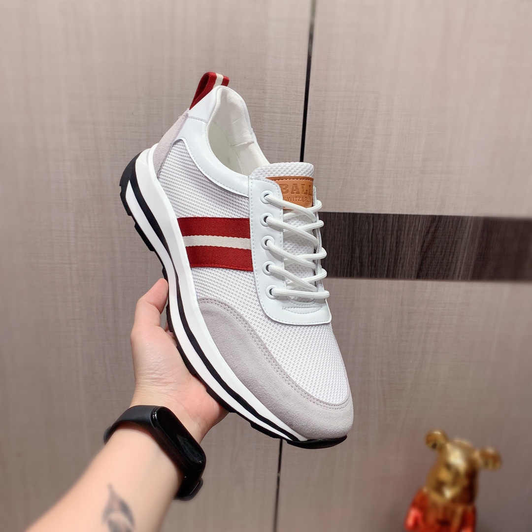 I5    巴利 Bally 最新爆款休闲鞋，顶端品牌[勾引]奢侈～代购，顶级～质量。专柜同卖产品[强]鞋面選用进口透气牛皮搭配面料材质透气羊皮内里精细做工。原版个性时尚柔软橡膠耐磨防滑大底，上脚轻巧舒适，实物拍摄實物更好看，010广州码: 38-44。2色可选