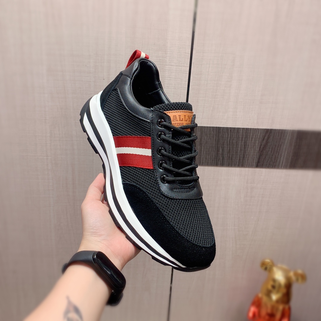 I5    巴利 Bally 最新爆款休闲鞋，顶端品牌[勾引]奢侈～代购，顶级～质量。专柜同卖产品[强]鞋面選用进口透气牛皮搭配面料材质透气羊皮内里精细做工。原版个性时尚柔软橡膠耐磨防滑大底，上脚轻巧舒适，实物拍摄實物更好看，010广州码: 38-44。2色可选