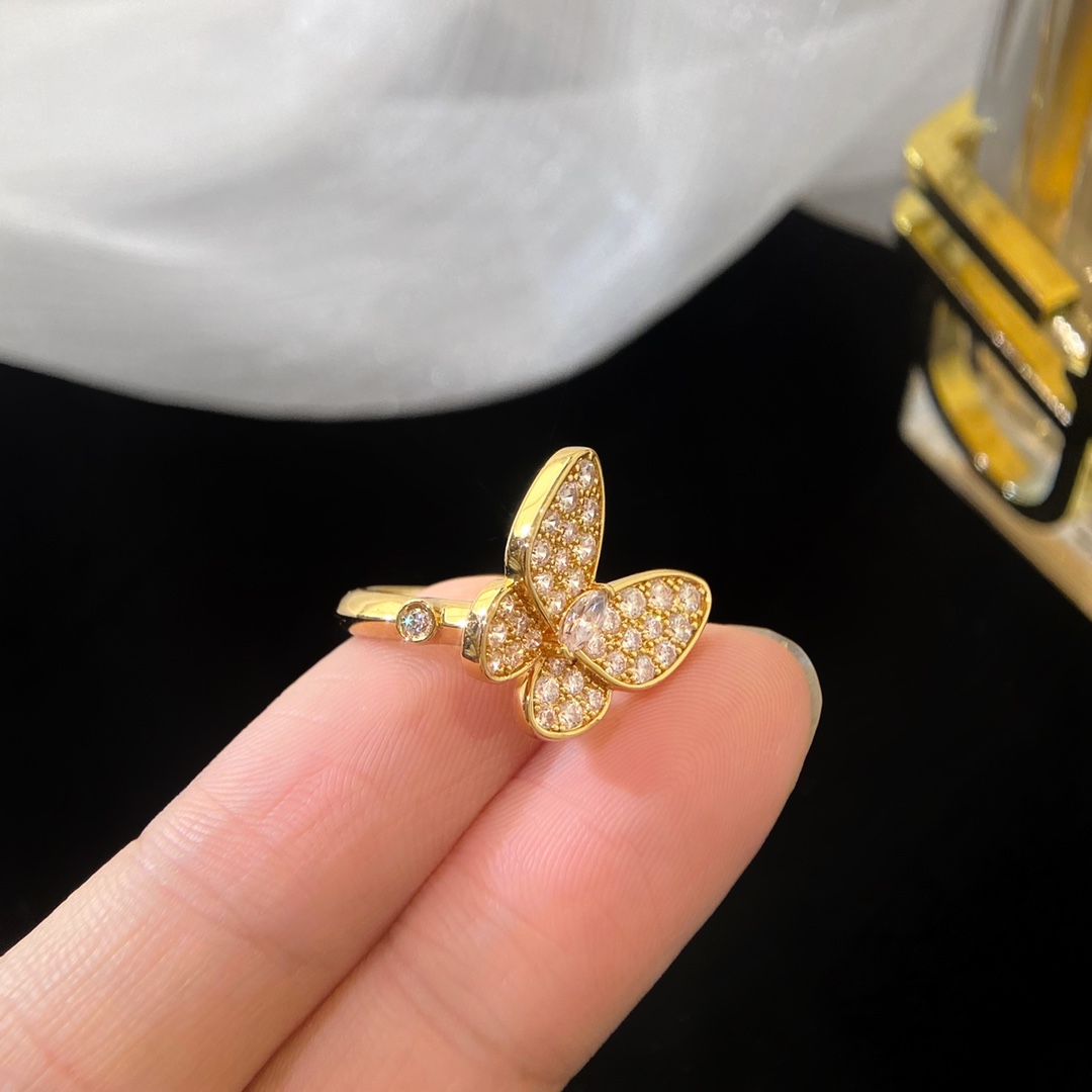 
经典Deux Papillons系列蝴蝶戒指，戒指尺寸5678号。
设计师灵感的源泉，翩翩起舞的舞姿，