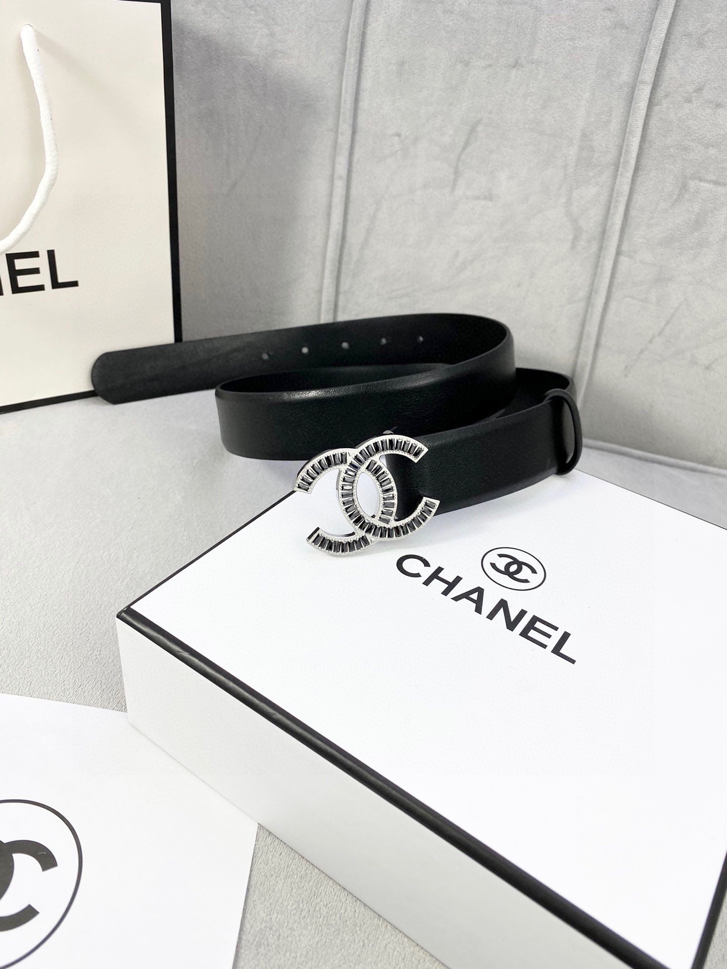 Chanel レディース腰ベルト 小牛皮製 シルバー金属鋼扣付き