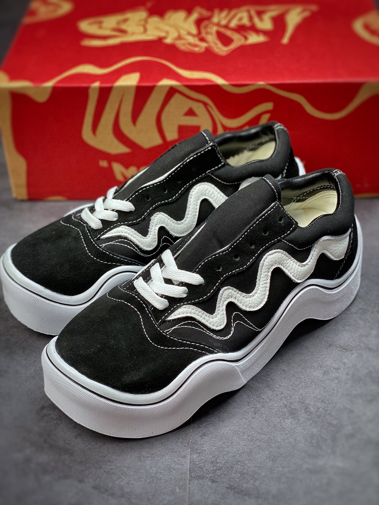 240   Tyga(虎娃) x MSCHF”Wavy Baby”Sneakers Low 黑白波浪宝宝