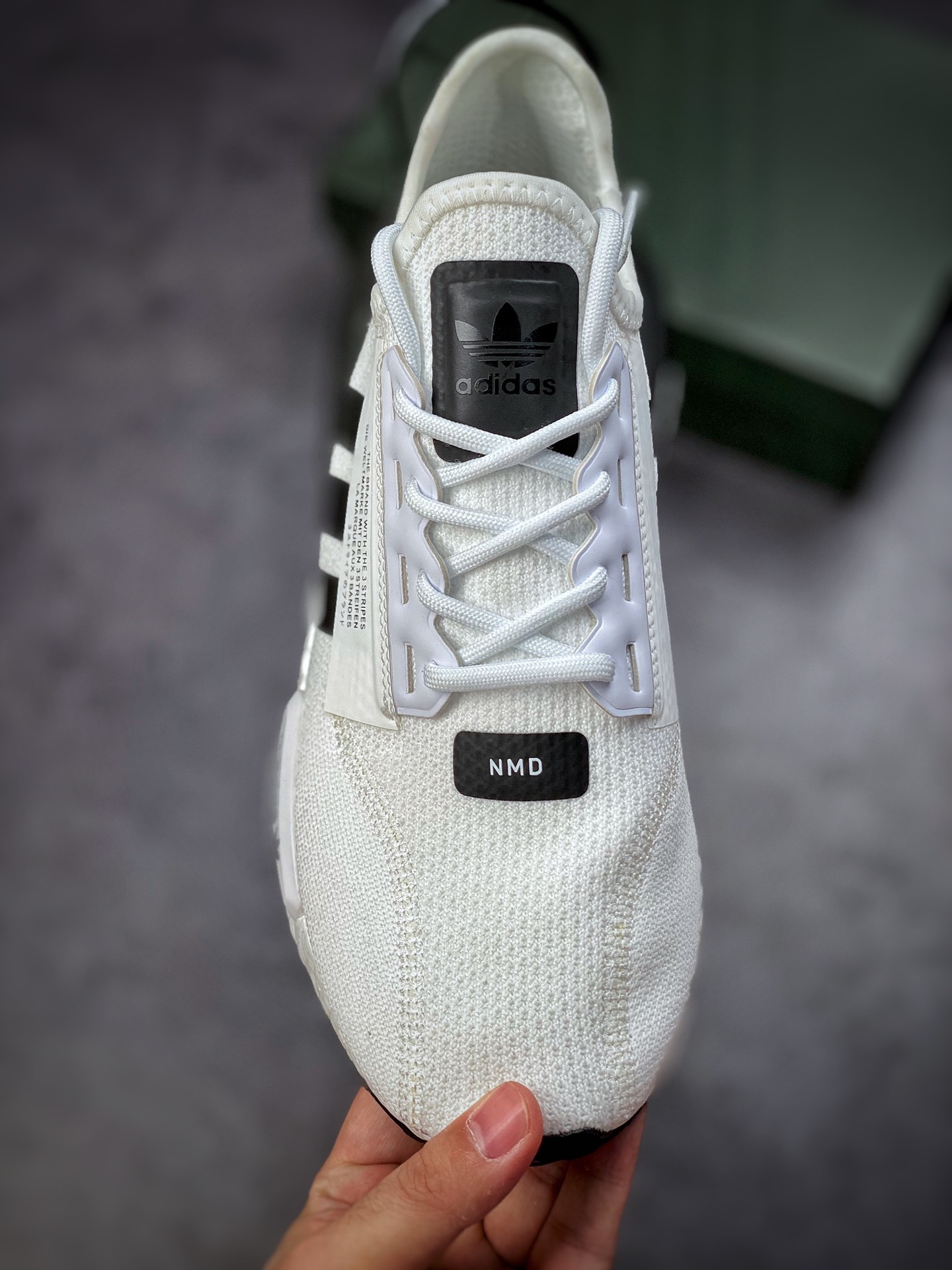 170 Adidas NMD V2 白黑 FV9022