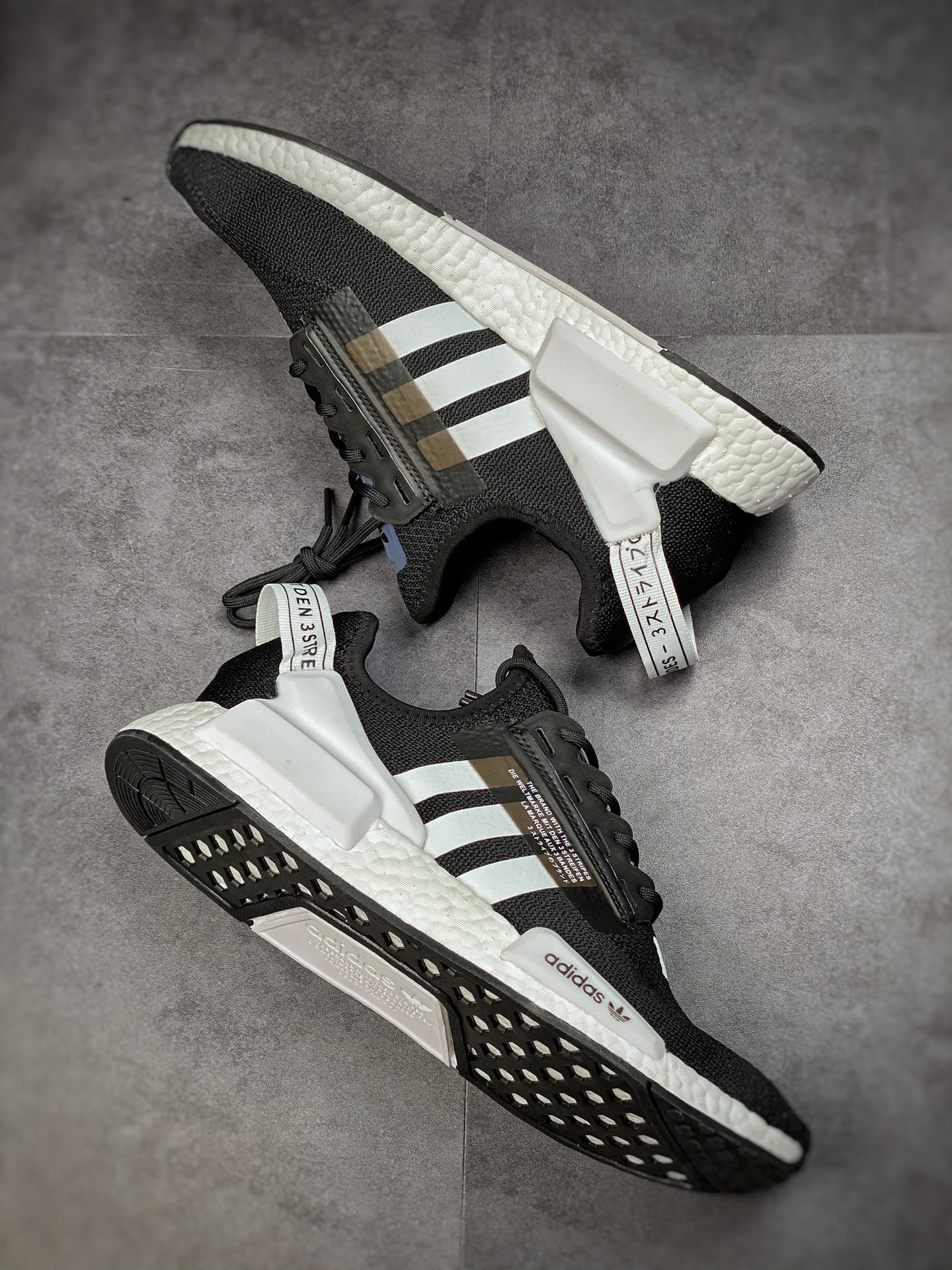 Adidas NMD V2 black and white tiger flutter version counters synchronously put on the shelf in stock warehouse FV9021