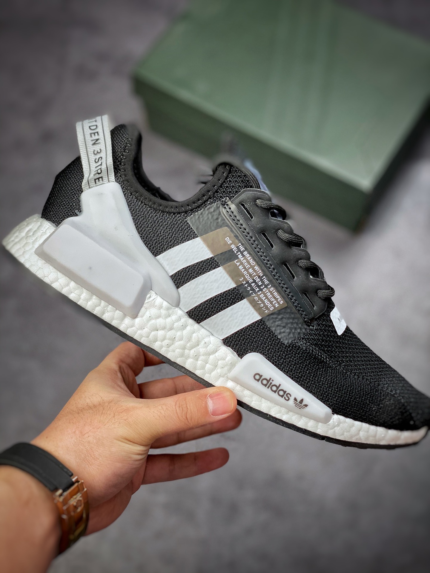 Adidas NMD V2 black and white tiger flutter version counters synchronously put on the shelf in stock warehouse FV9021