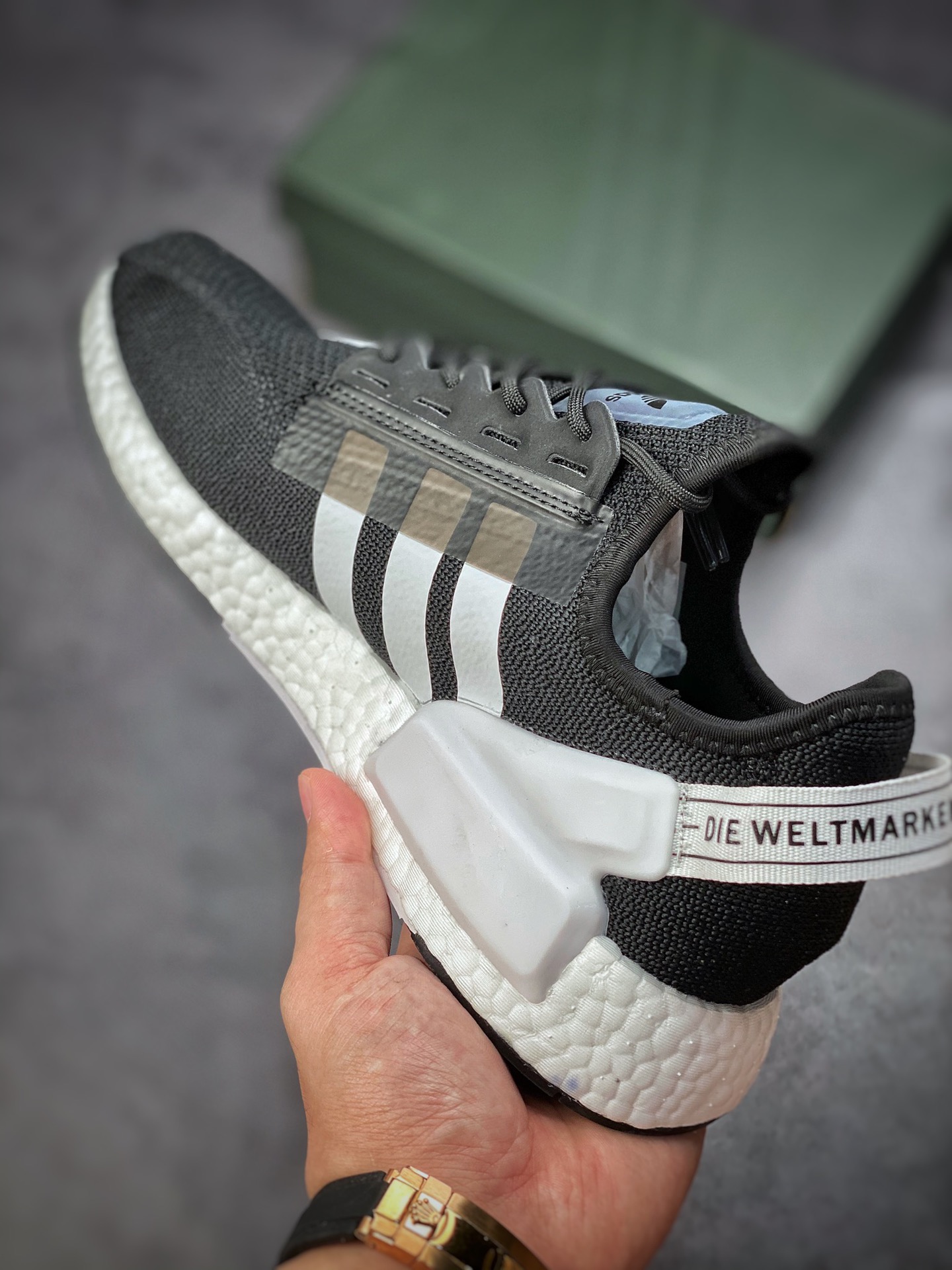 Adidas NMD V2 black and white tiger flutter version counters synchronously put on the shelf in stock warehouse FV9021