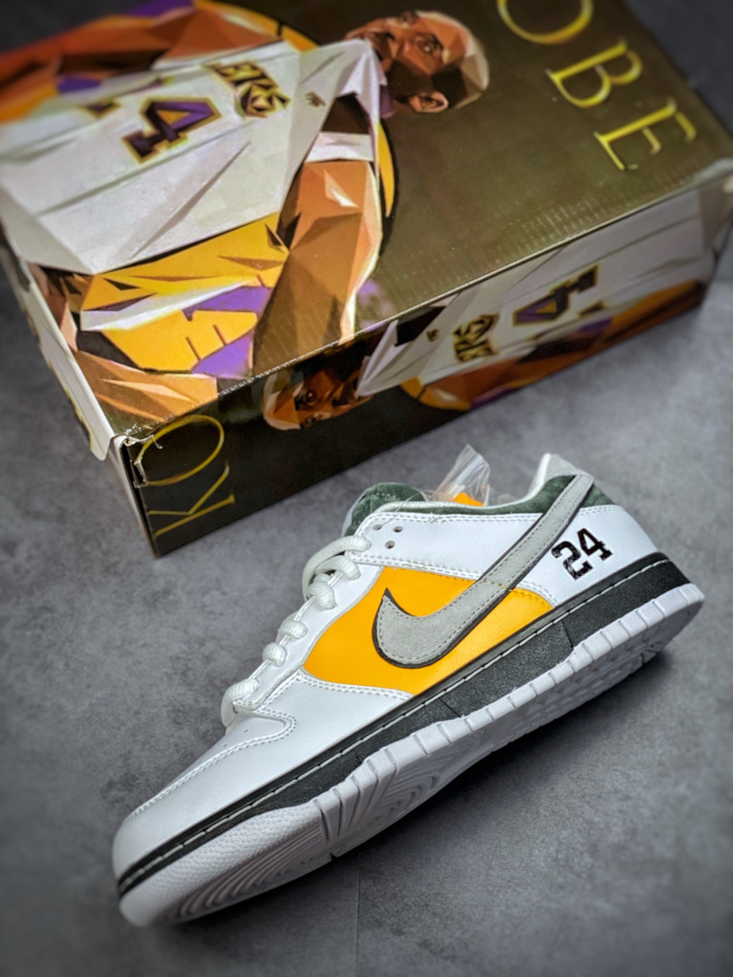 200 Nike SB Dunk Low “Kobe” 科比联名纪念款 LF2428-001