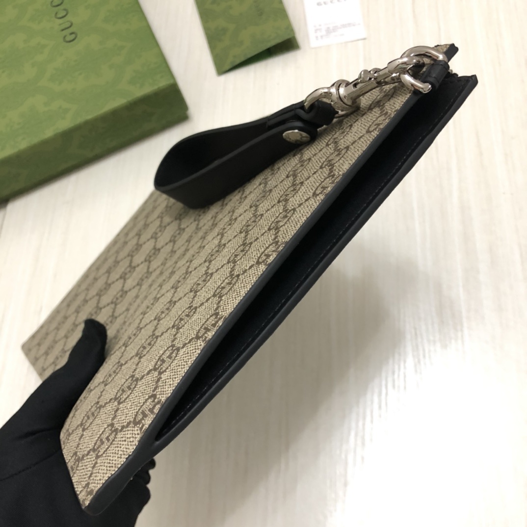 GG图案在每一季中均与全新印花和图案精心搭配。动物图案已成为品牌标志之一,印花装饰于此款纤薄手拿包的中央