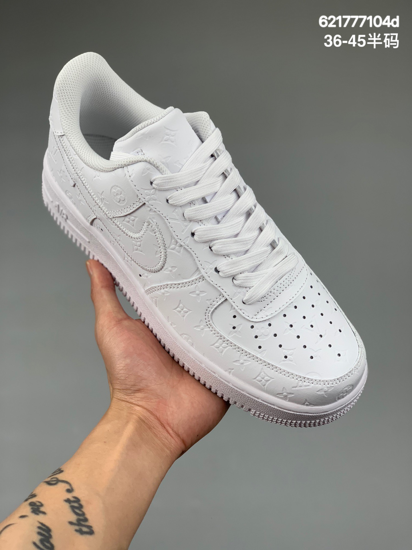 本地
Lv x Nike Air Force 1 Low 路易斯威登驴牌LV联名 空军一号低帮运动休闲板鞋
官方同步 原装级别 原楦头原纸板  打造纯正空军版型#专注外贸渠道  全掌内置蜂窝气垫 #原盒配件 原厂中底钢印、拉帮完美   
货号：LD 0212
尺码：36 36.5 37.5 38 38.5 39 40 40.5 41 42 42.5 43 44 44.5 45
编码：621777104d